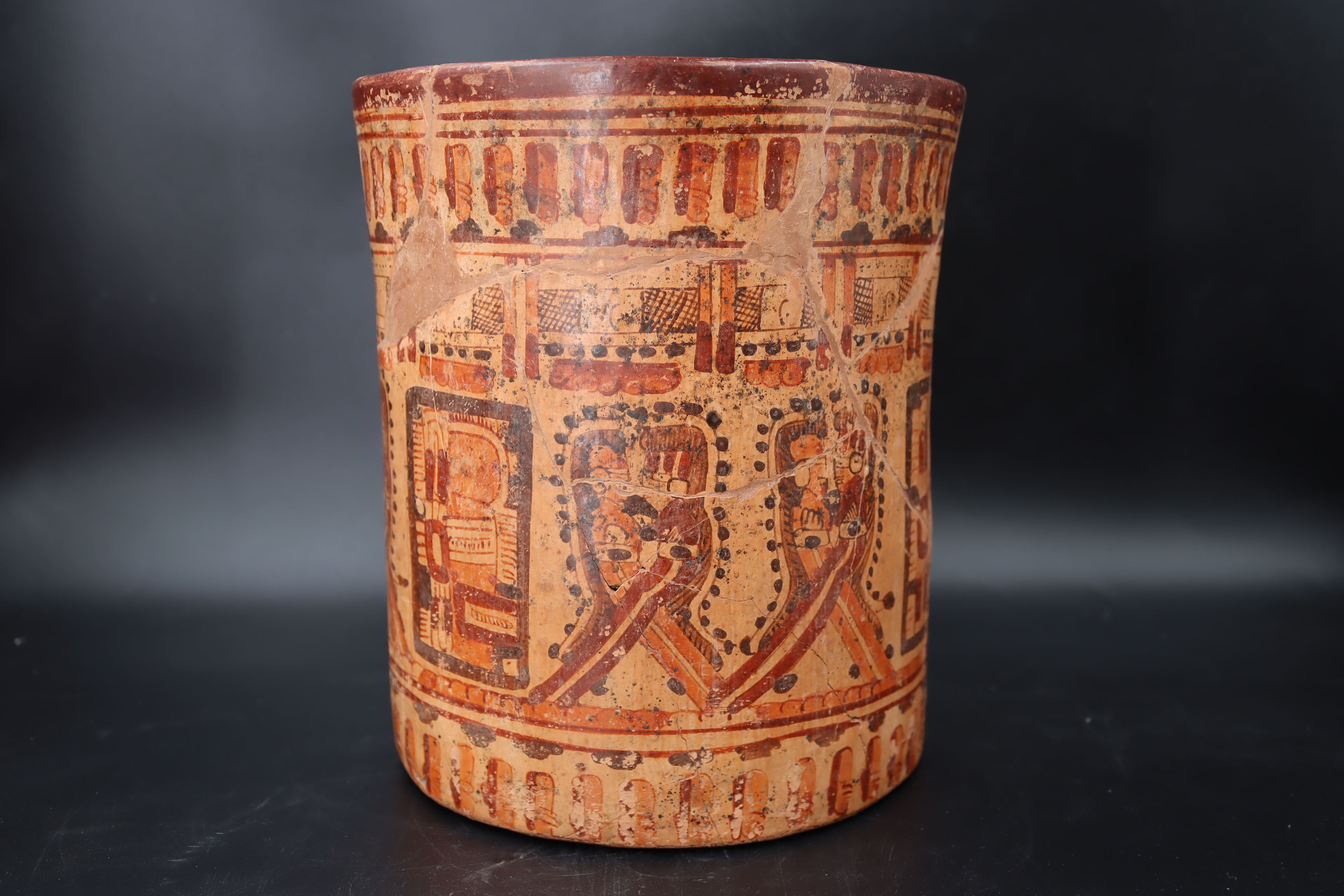 A Mayan Classic Period large vessel. Honduras ca. 250-900 AD.The very rare vessel decorated with six - Image 7 of 14