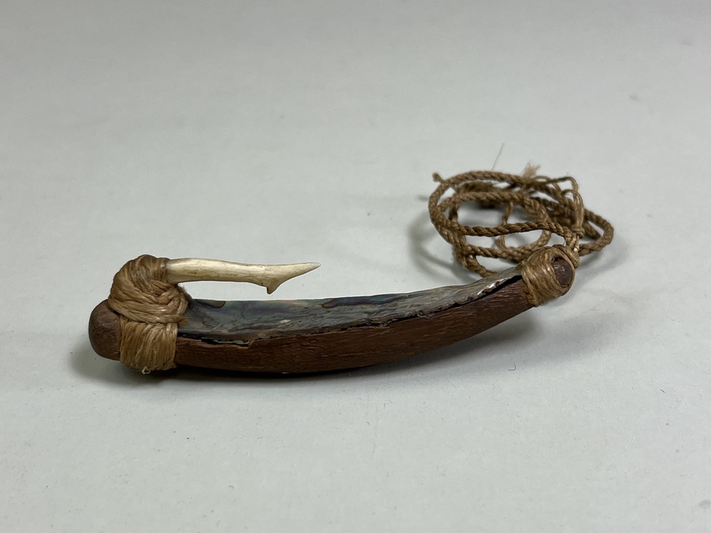 A Maori Fish Hook. New Zealand. Ca. 19th century.A fine Maori fish lure made with wood, haliotis - Image 3 of 9