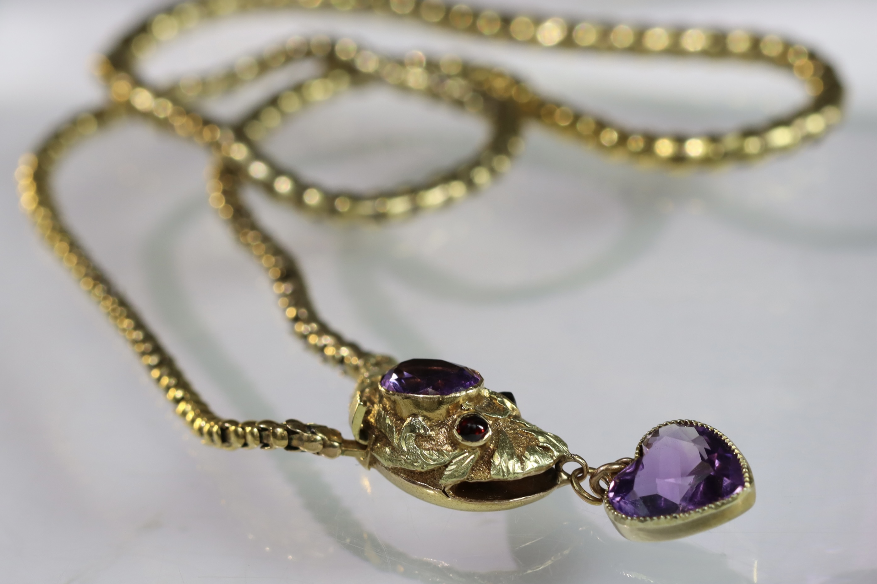 An Antique Gold and Amethyst Snake Necklace, circa1860,the head set with an oval shaped millgrain - Bild 2 aus 13