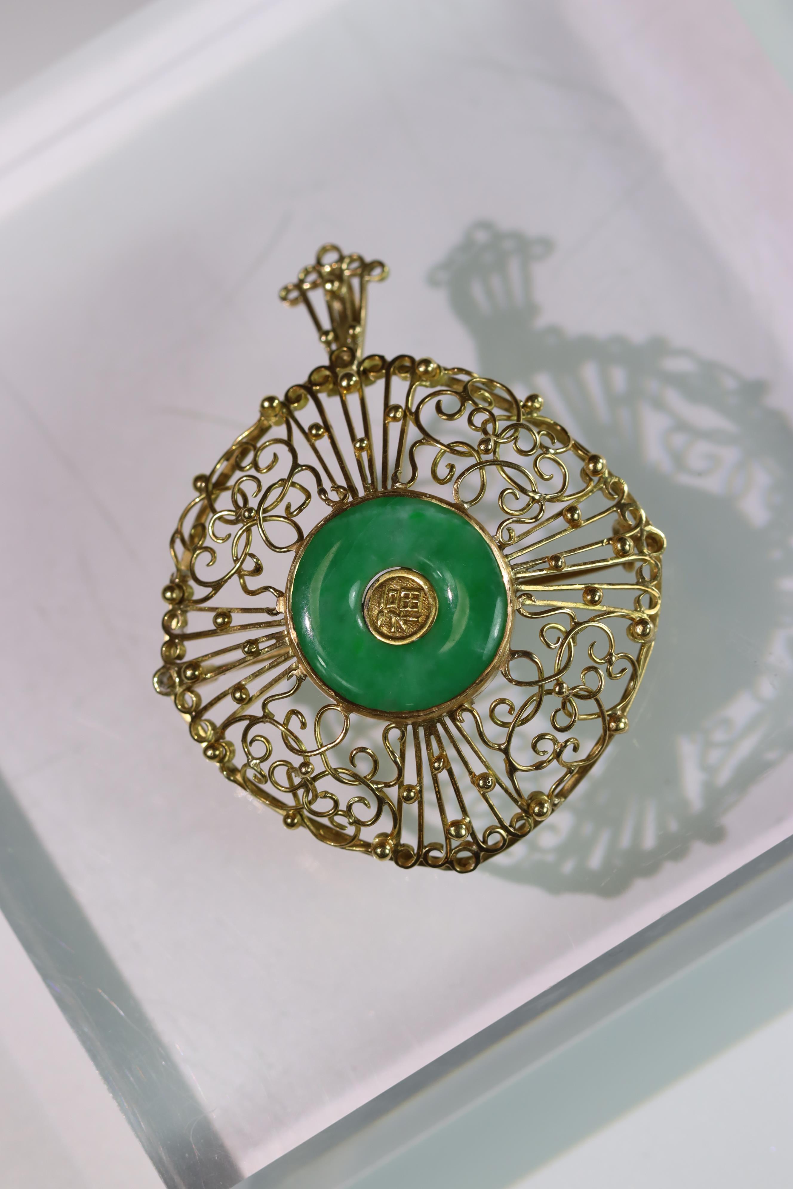 A 1960s Apple Green Jadeite Bi Disc and 18 ct Yellow Gold Pendant/Brooch, in entwined wirework - Image 4 of 14