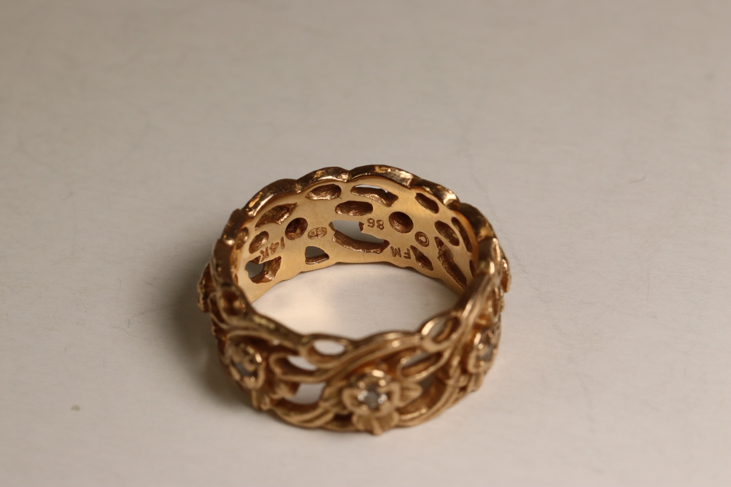 A Pretty Rose-coloured 14 ct Gold and Diamond  set Art Nouveau style Band Ring, circa 1980s The - Image 4 of 5