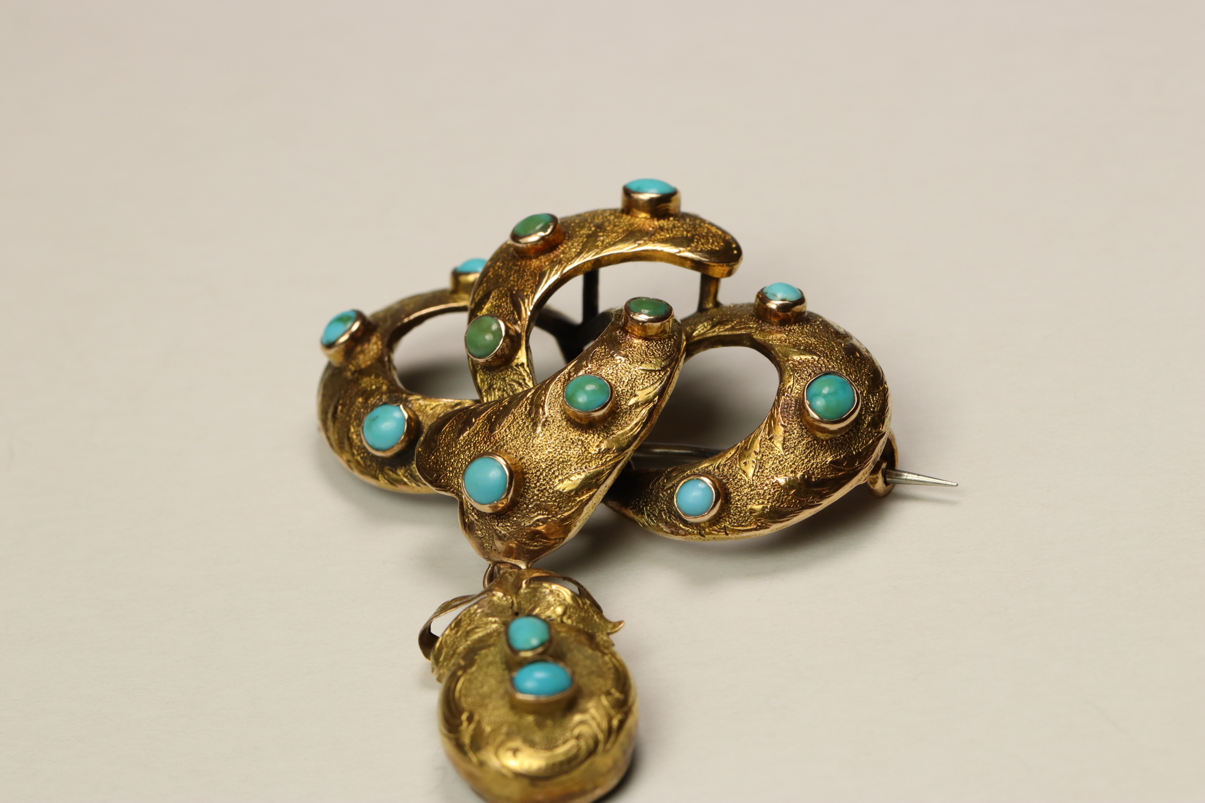 A Victorian 15 ct  Gold and Turquoise set Brooch, Of lovers knot design with a detachable oval - Image 5 of 7