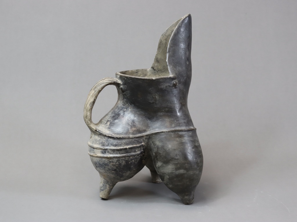 A Black Pottery Tripod Vessel, Neolithic,with spout shaped like a bird head , restoration upper - Image 3 of 7