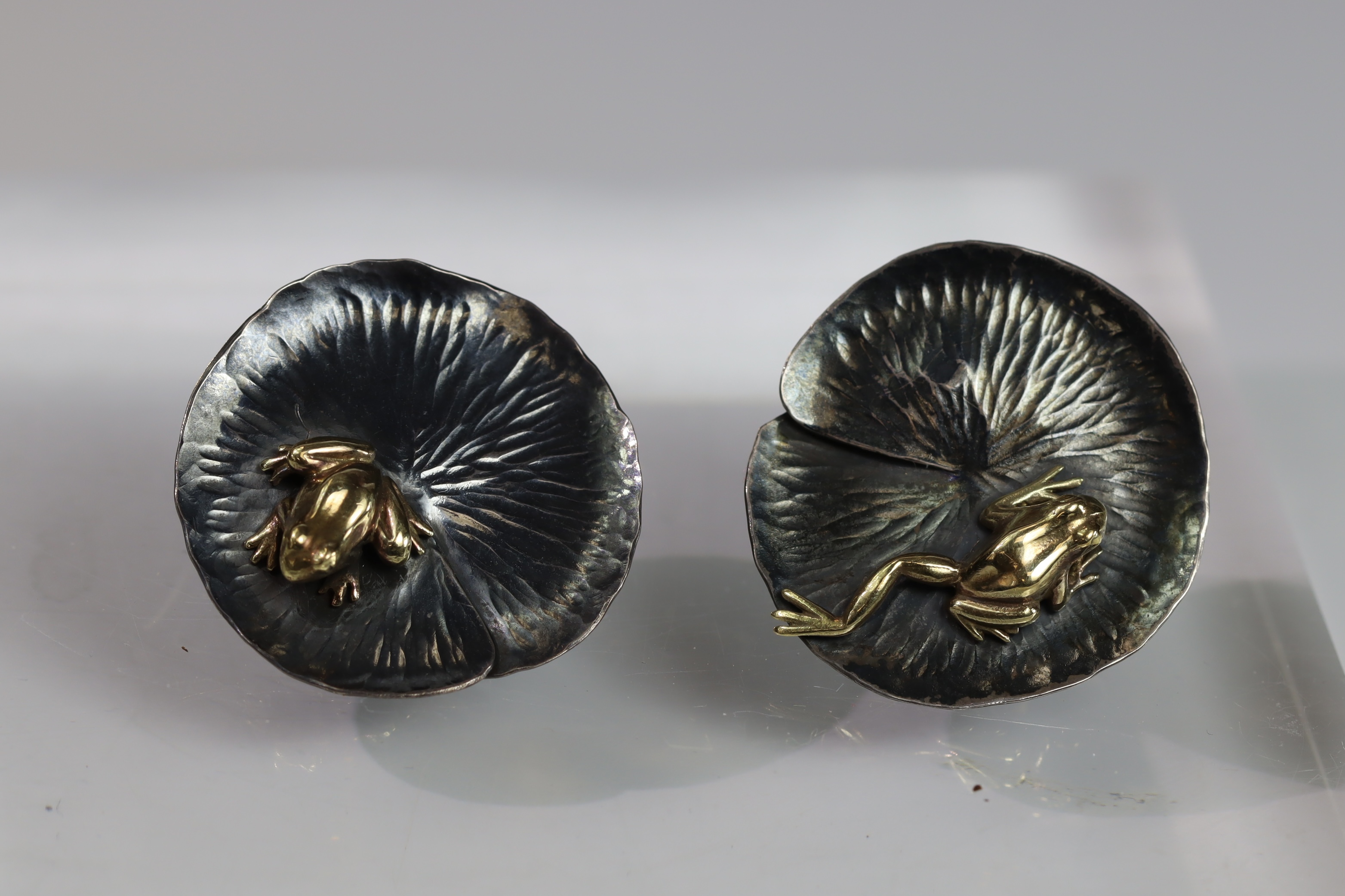 A Striking Pair of Japanese 18 k Yellow Gold and oxidised Silver Lilypad Earrings, approx.15.29g. - Image 7 of 8