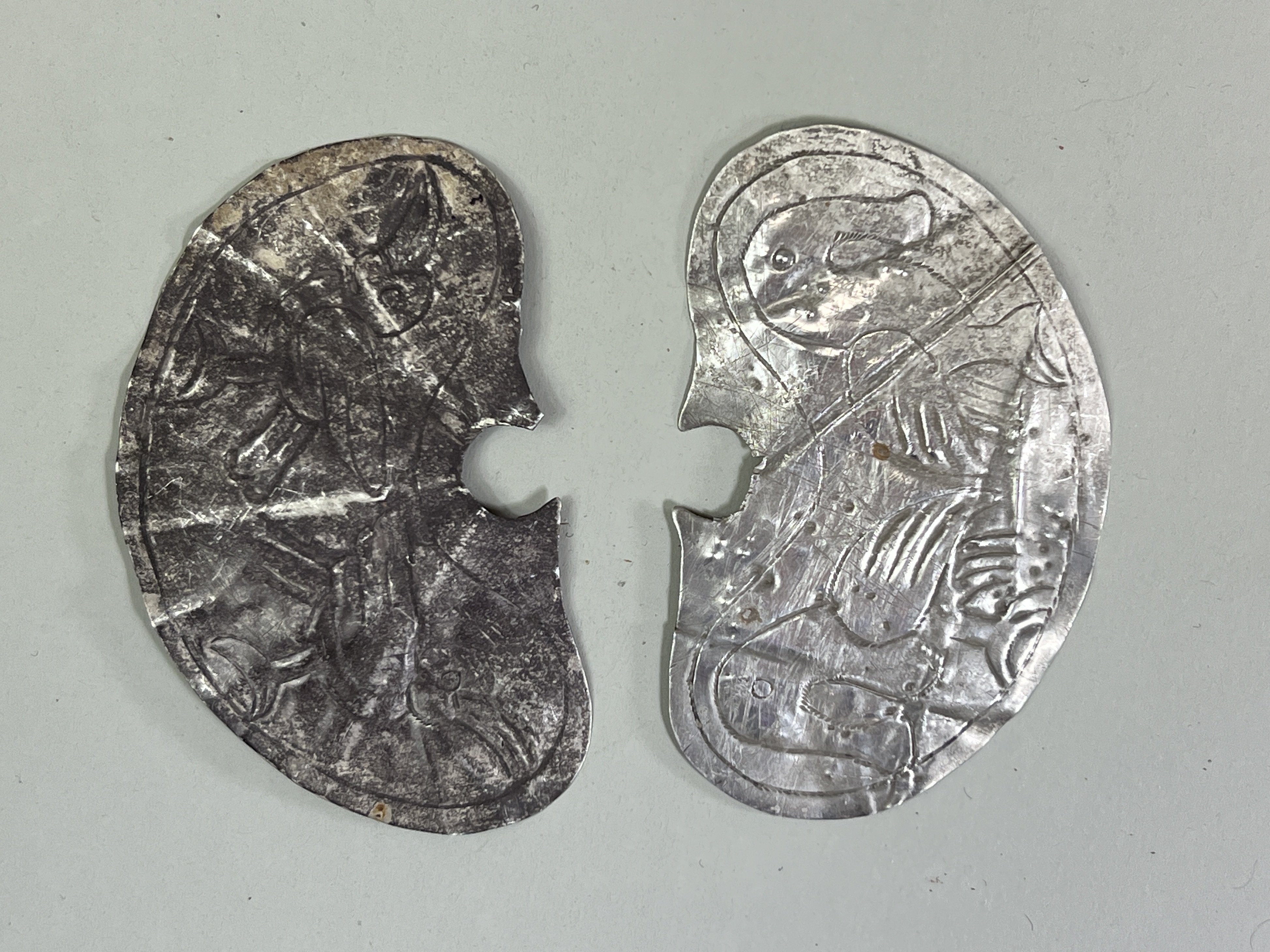 A Pair of Chimu Culture Nose pendants. Peru. Ca. 900-1470 AD.A pair of nose pendants decorated - Image 2 of 7