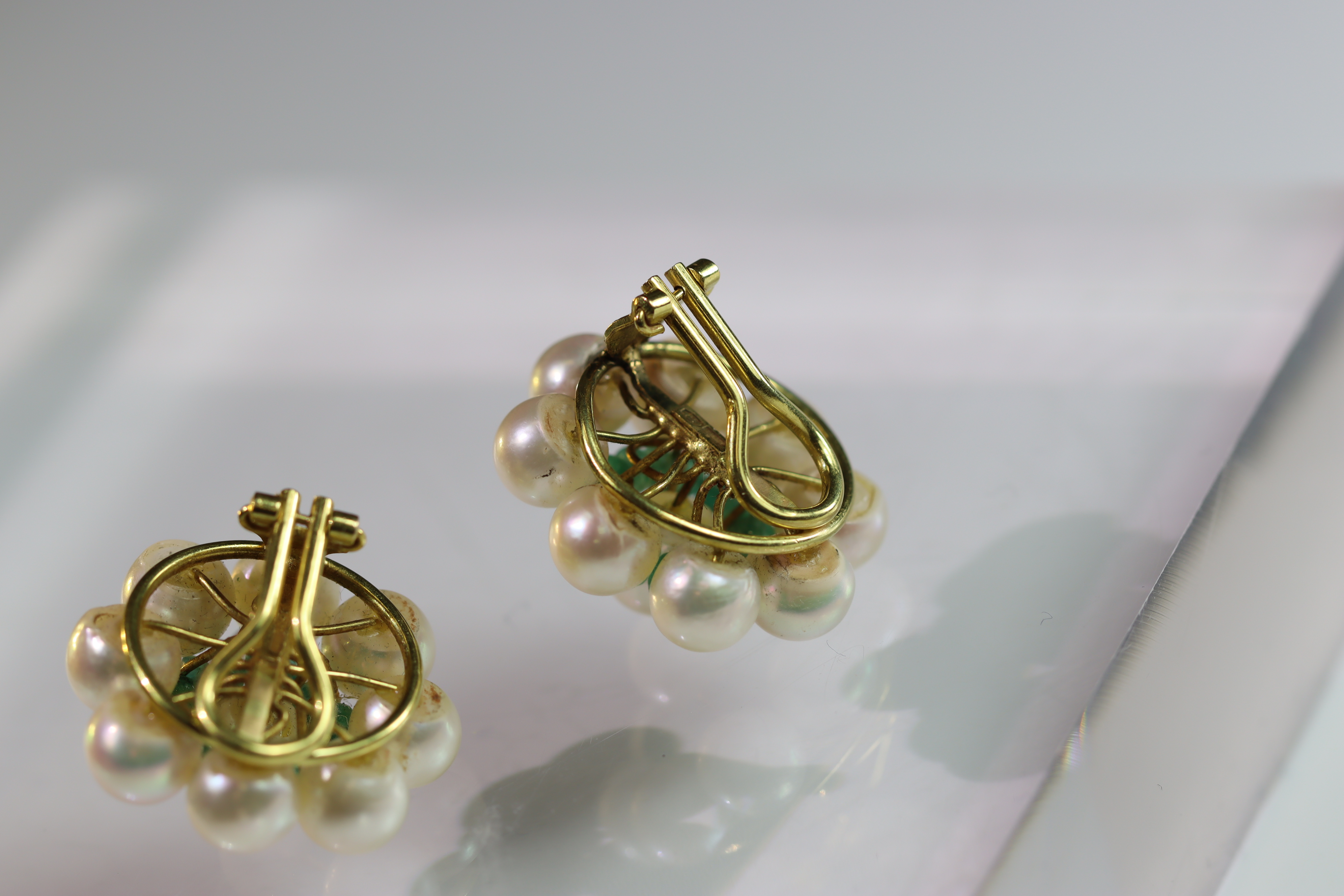 A Pair of Cultured Pearl and Emerald Circular Cluster Earrings each set with a 7.9mm cultured - Image 9 of 13