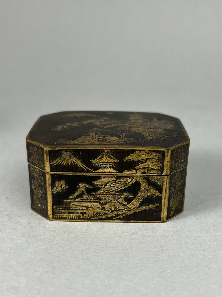 A Japanese Inlaid Metal Snuffbox, Meiji periodA Japanese inlaid metal Snuffbox and hinged Cover, - Image 4 of 6