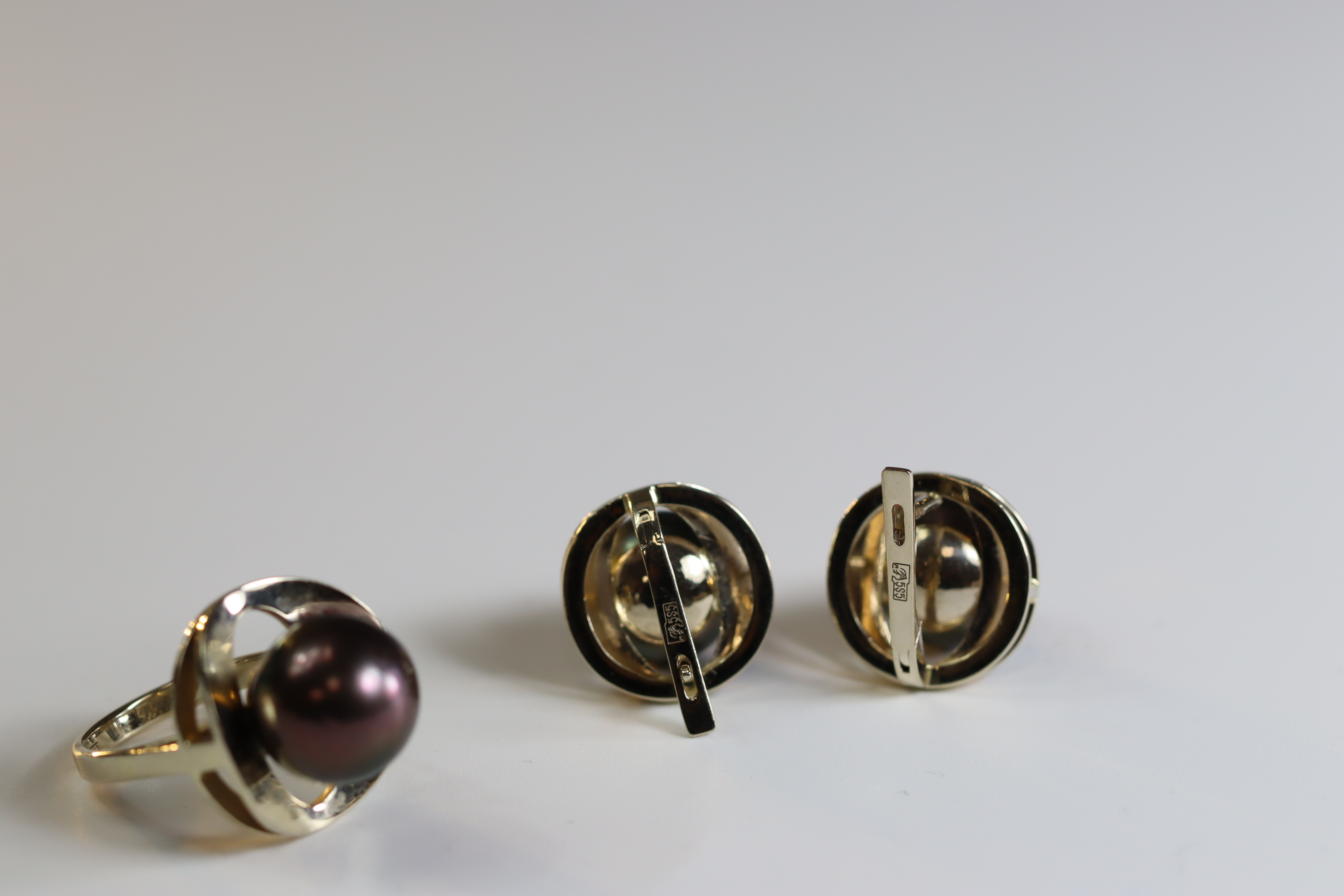 A Pair of Tahitian Black Cultured Pearl Earclips and a matching single Tahitian black cultured pearl - Image 6 of 10