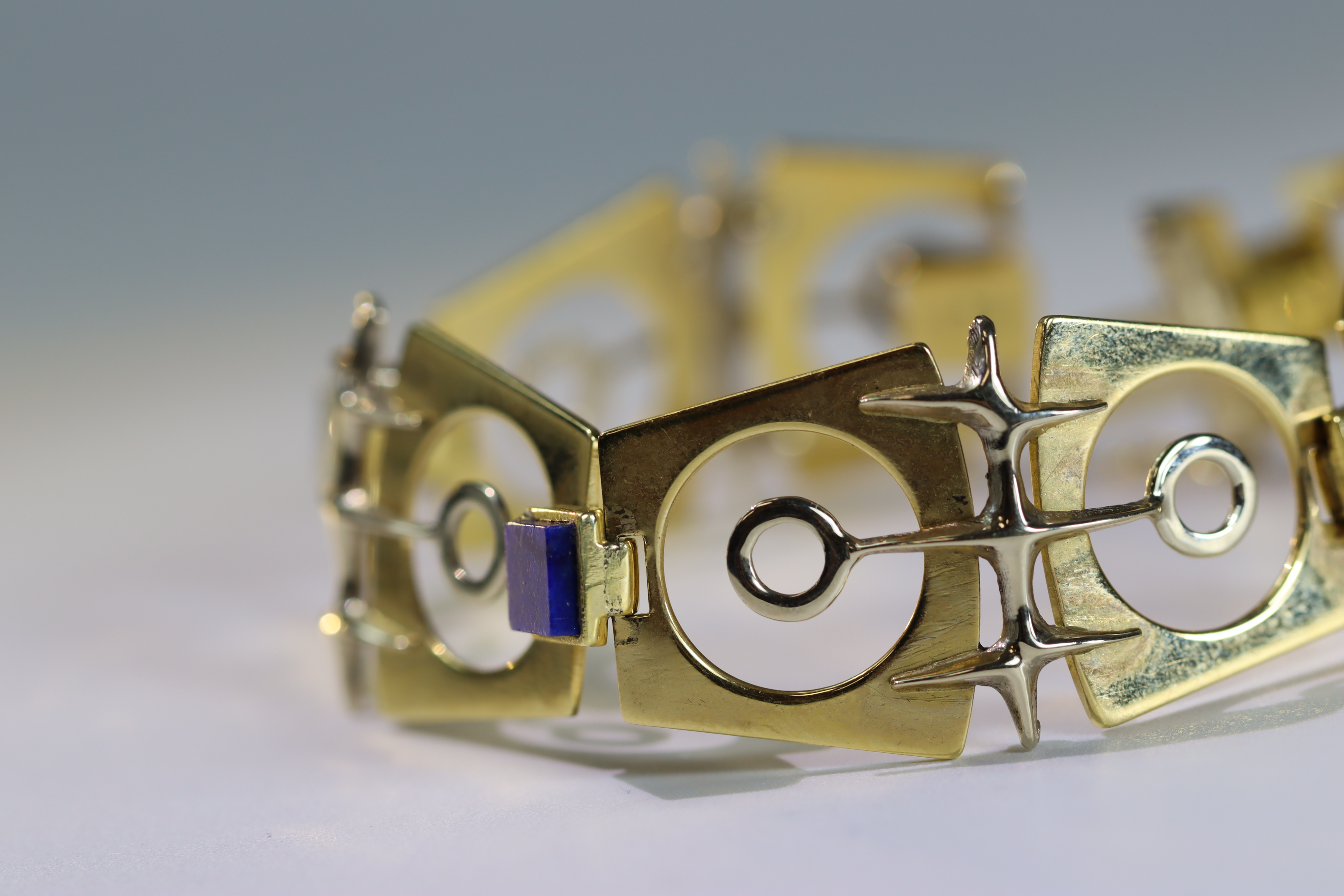 An Italian 18k Gold Bracelet set with Lapis lazuli, designed by Galoppi. Fully signed. Weight 44. - Image 4 of 15