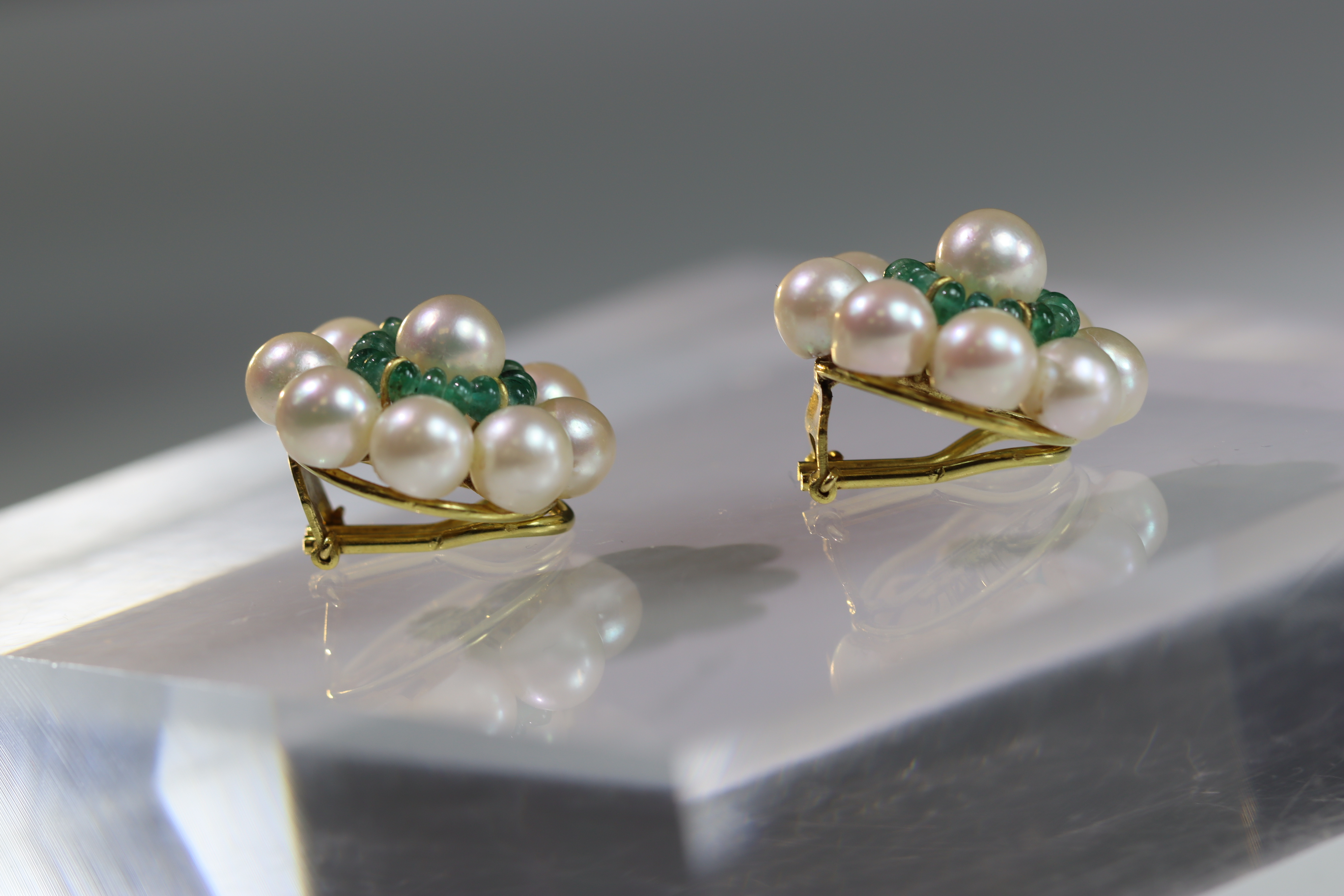 A Pair of Cultured Pearl and Emerald Circular Cluster Earrings each set with a 7.9mm cultured - Image 4 of 13