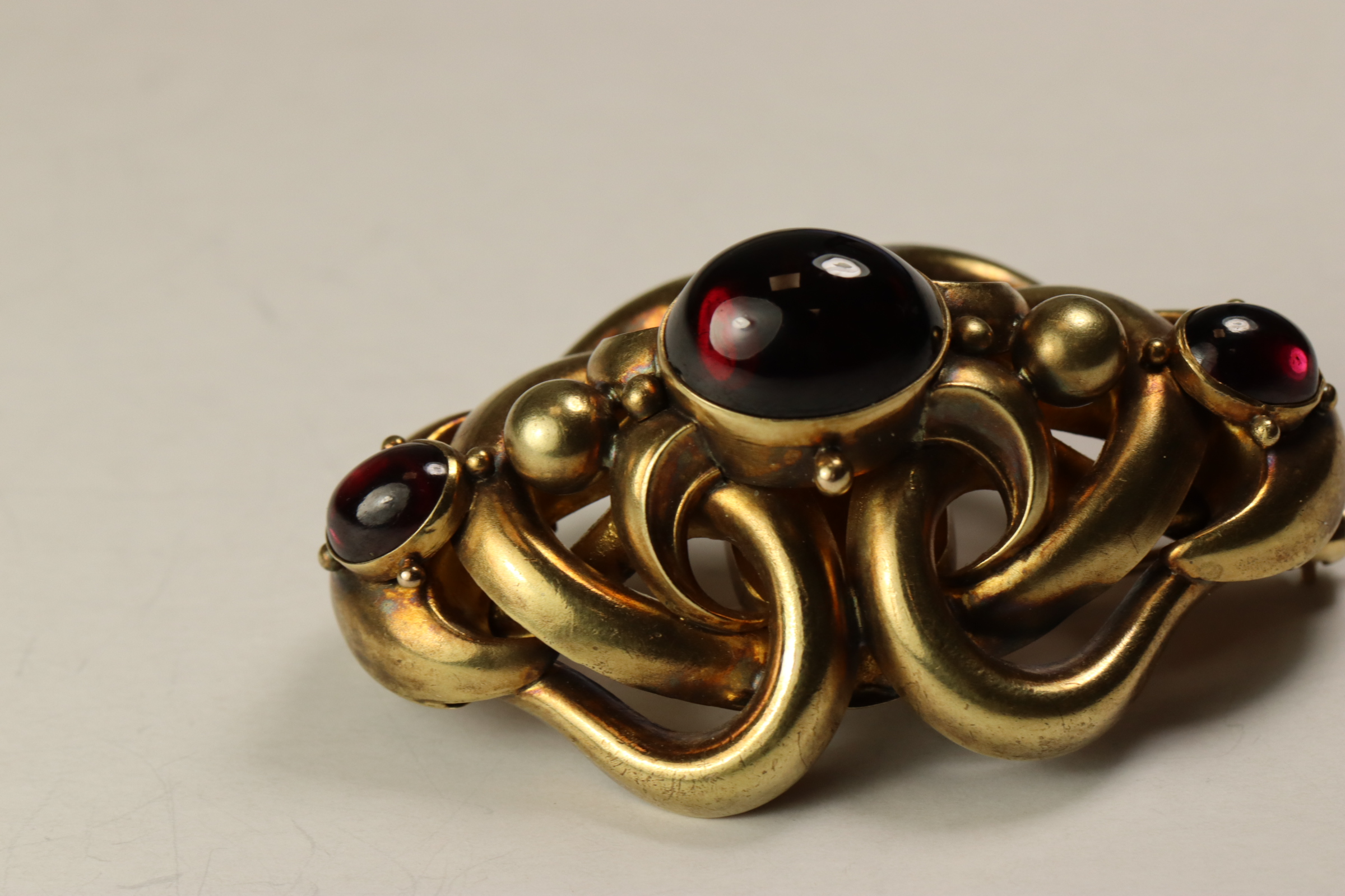 An Antique Cabochon Garnet and 18 ct Yellow Gold Brooch, circa 1860. Set with three graduated - Bild 3 aus 6