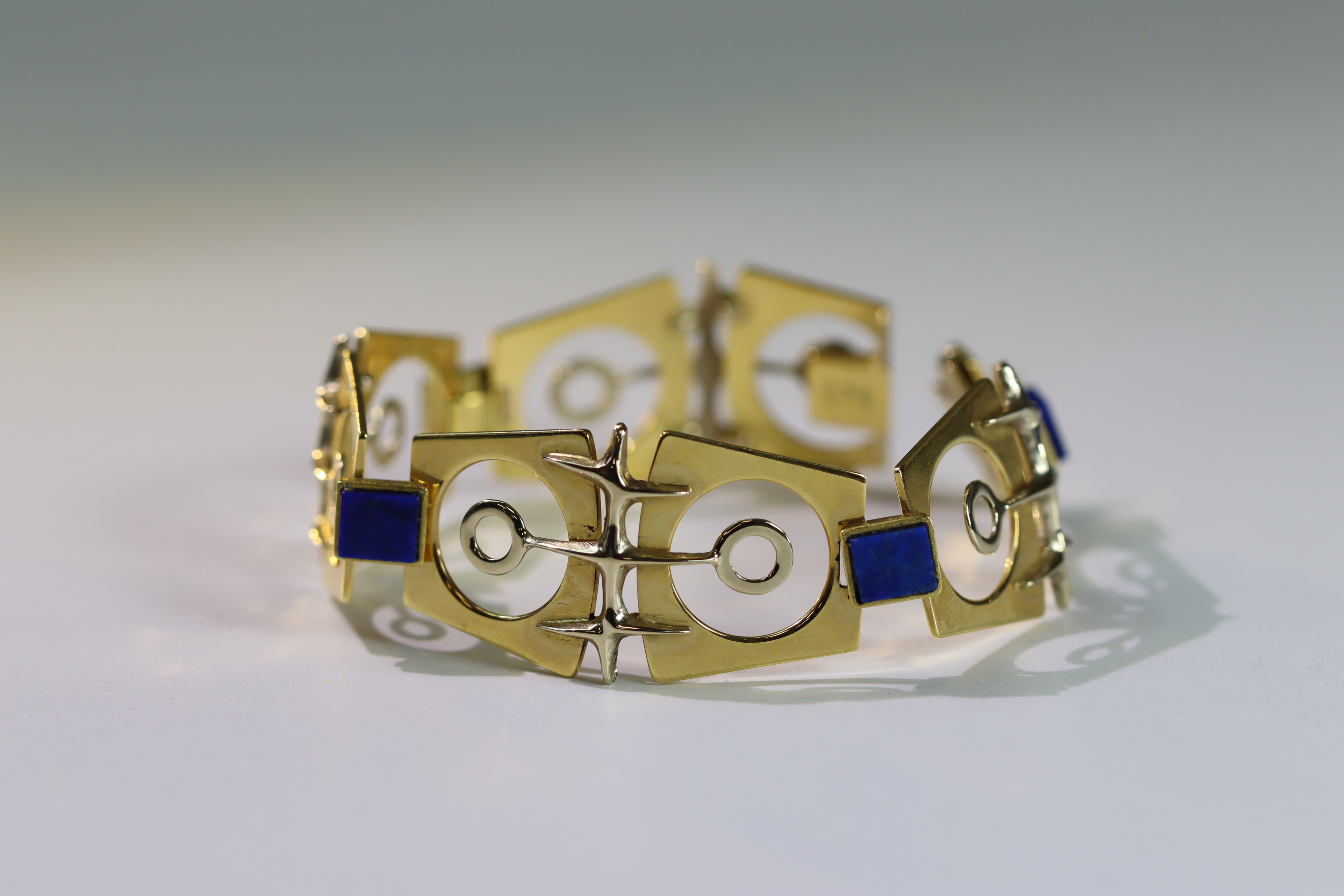 An Italian 18k Gold Bracelet set with Lapis lazuli, designed by Galoppi. Fully signed. Weight 44. - Image 6 of 15
