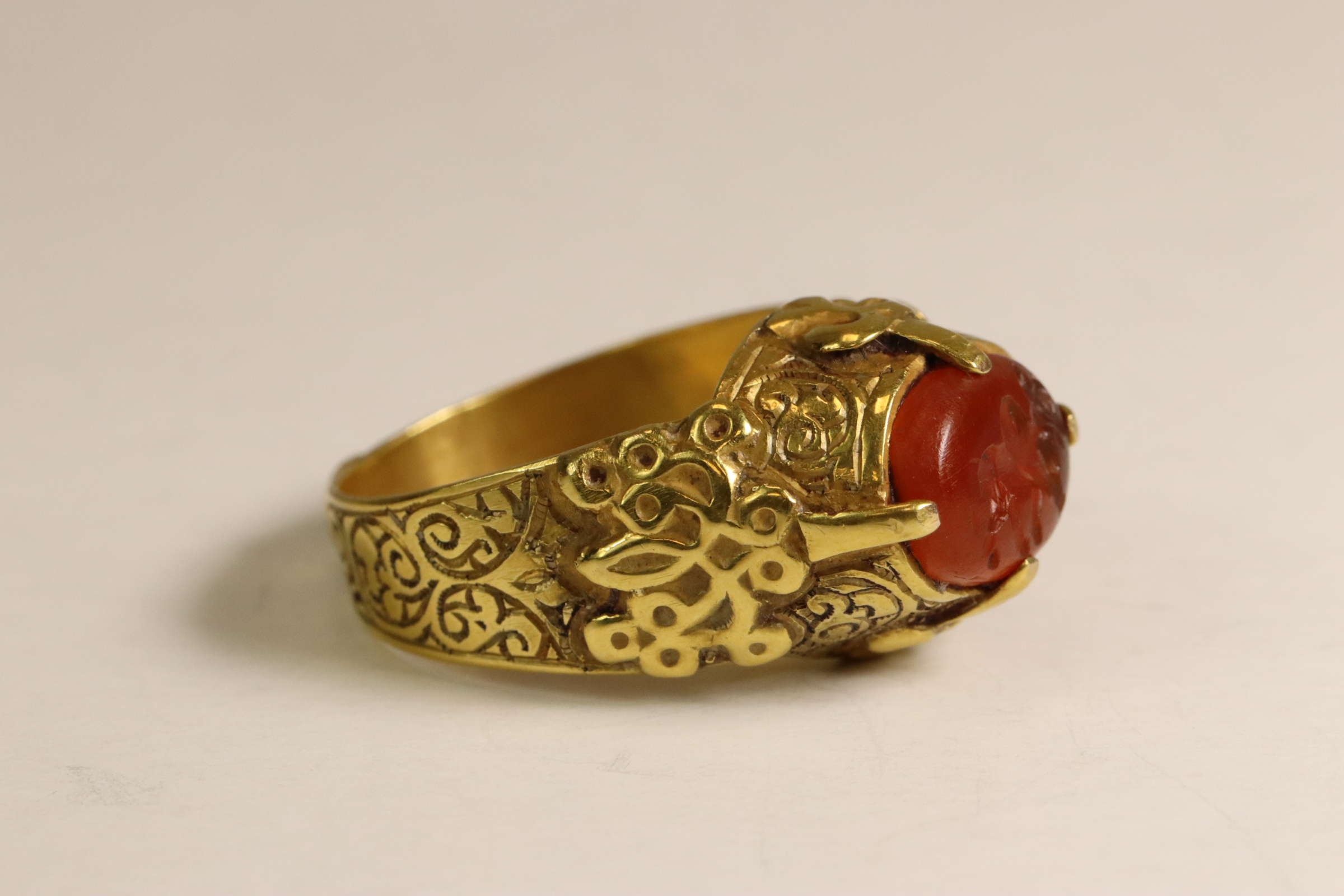 An ancient-style Carnelian Intaglio and Yellow Gold Dress Ring The oval intaglio engraved with a - Image 3 of 8