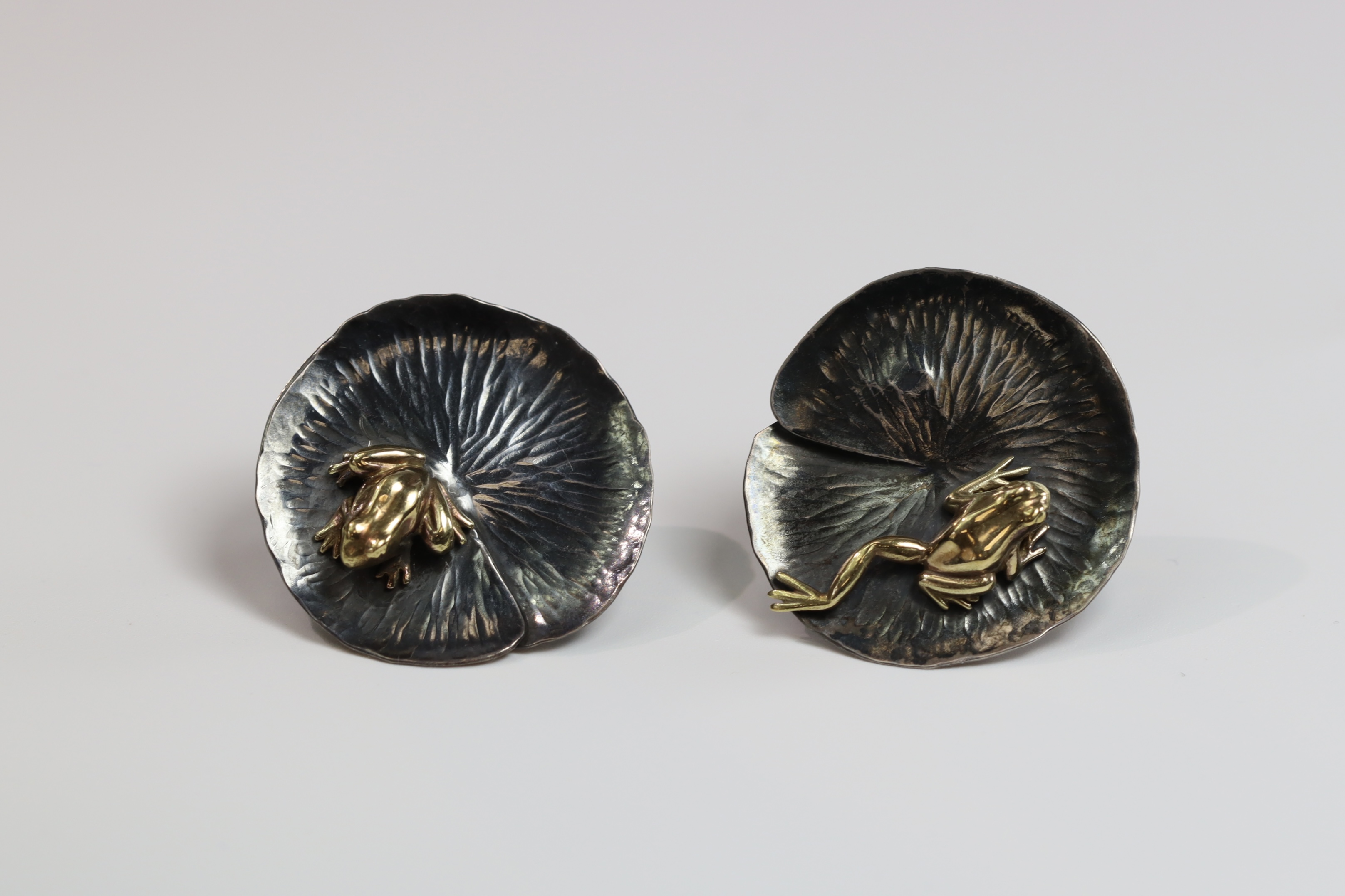 A Striking Pair of Japanese 18 k Yellow Gold and oxidised Silver Lilypad Earrings, approx.15.29g. - Image 3 of 8
