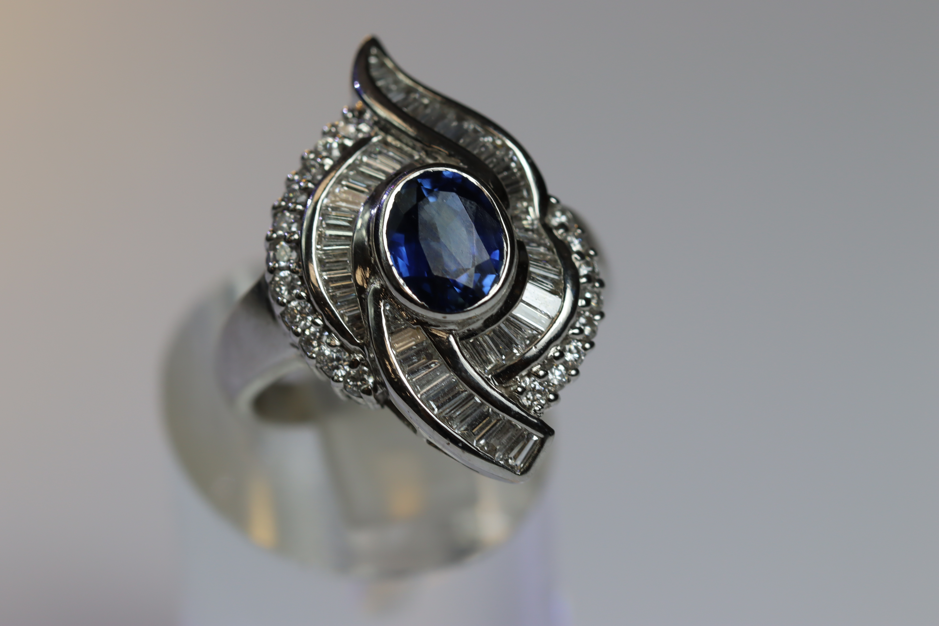 A contemporary Sapphire and Diamond Cluster Ring,the oval shaped central sapphire with rub over - Image 7 of 16