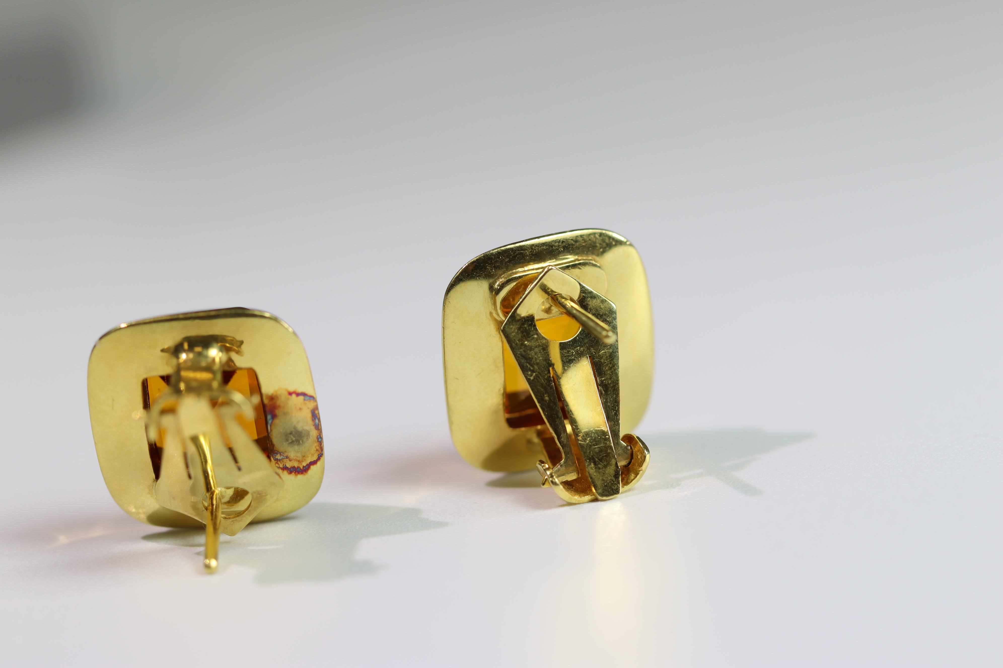 A Pair of man-made Orange Citrine(?) and Yellow Metal (stamped 750) Single Stone Earrings each - Bild 5 aus 8