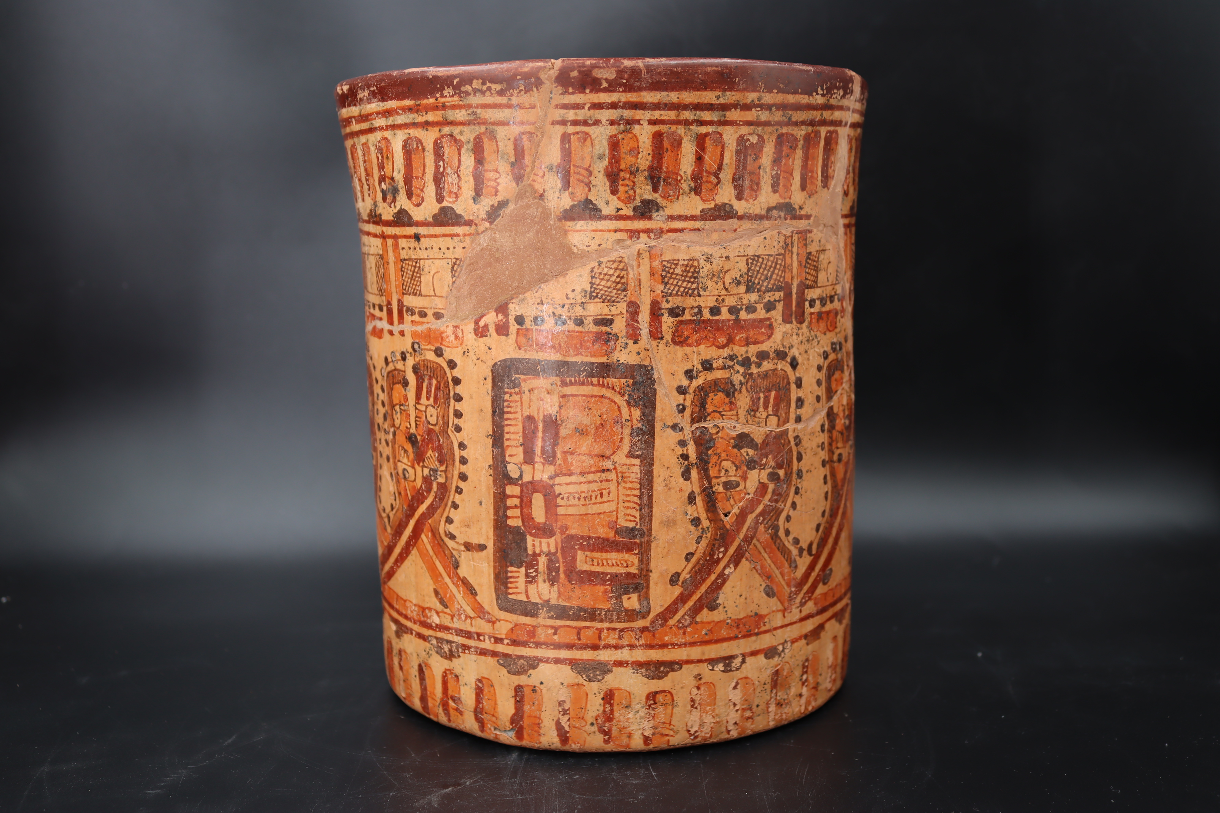 A Mayan Classic Period large vessel. Honduras ca. 250-900 AD.The very rare vessel decorated with six - Image 10 of 14