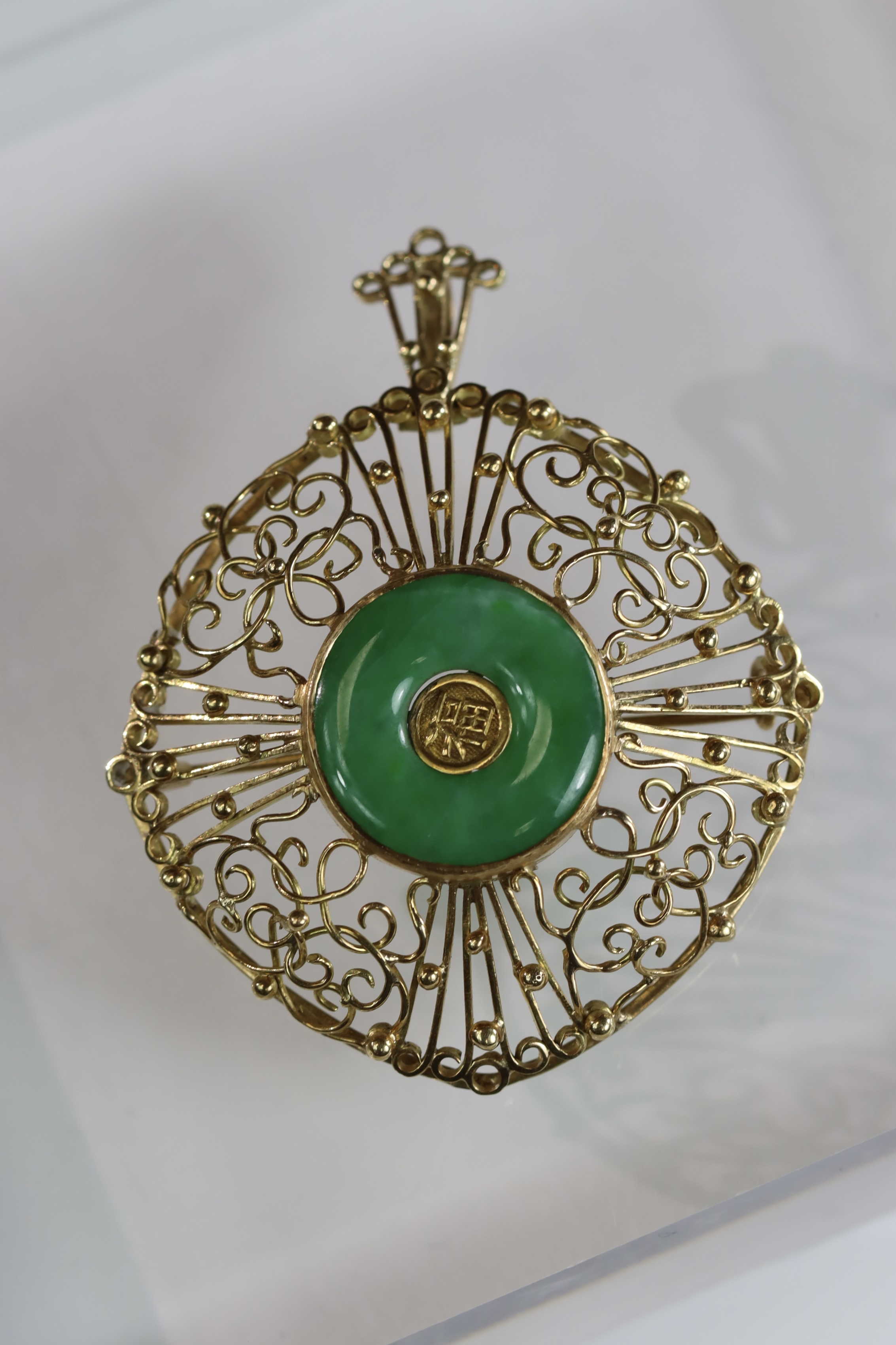 A 1960s Apple Green Jadeite Bi Disc and 18 ct Yellow Gold Pendant/Brooch, in entwined wirework - Image 5 of 14