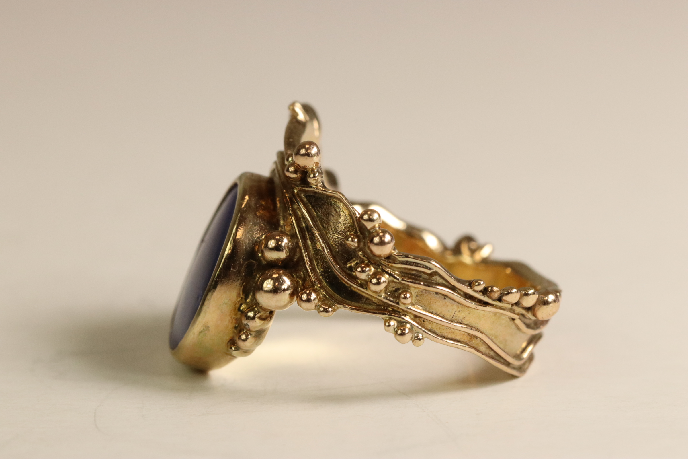 A Lapis Lazuli and 9 ct Yellow Gold Dress Ring, circa 1970. The oval-shaped lapis lazuli stone - Bild 5 aus 7