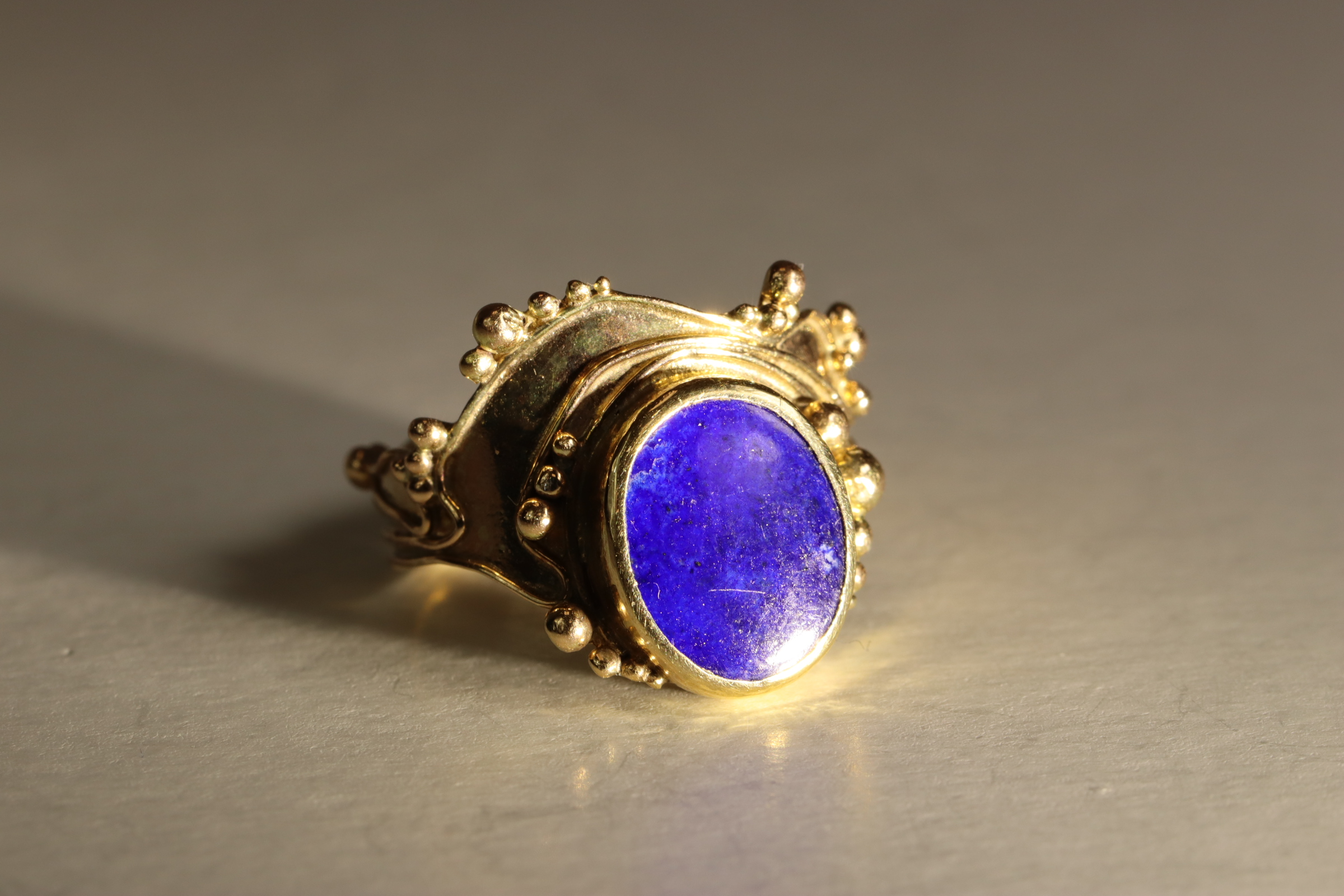A Lapis Lazuli and 9 ct Yellow Gold Dress Ring, circa 1970. The oval-shaped lapis lazuli stone - Bild 2 aus 7