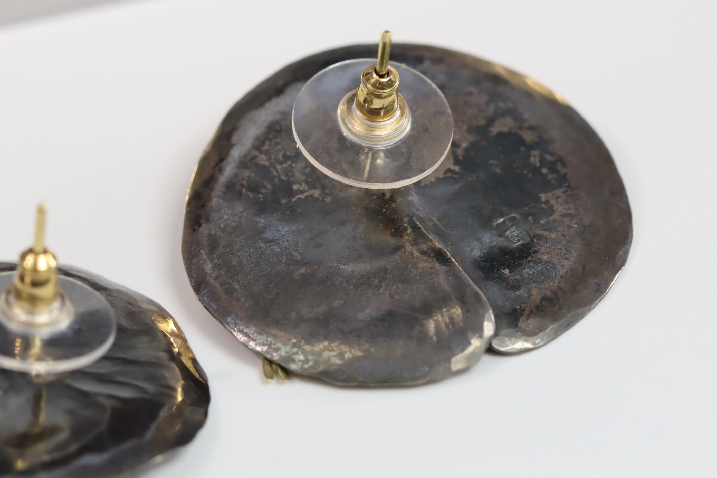 A Striking Pair of Japanese 18 k Yellow Gold and oxidised Silver Lilypad Earrings, approx.15.29g. - Image 8 of 8