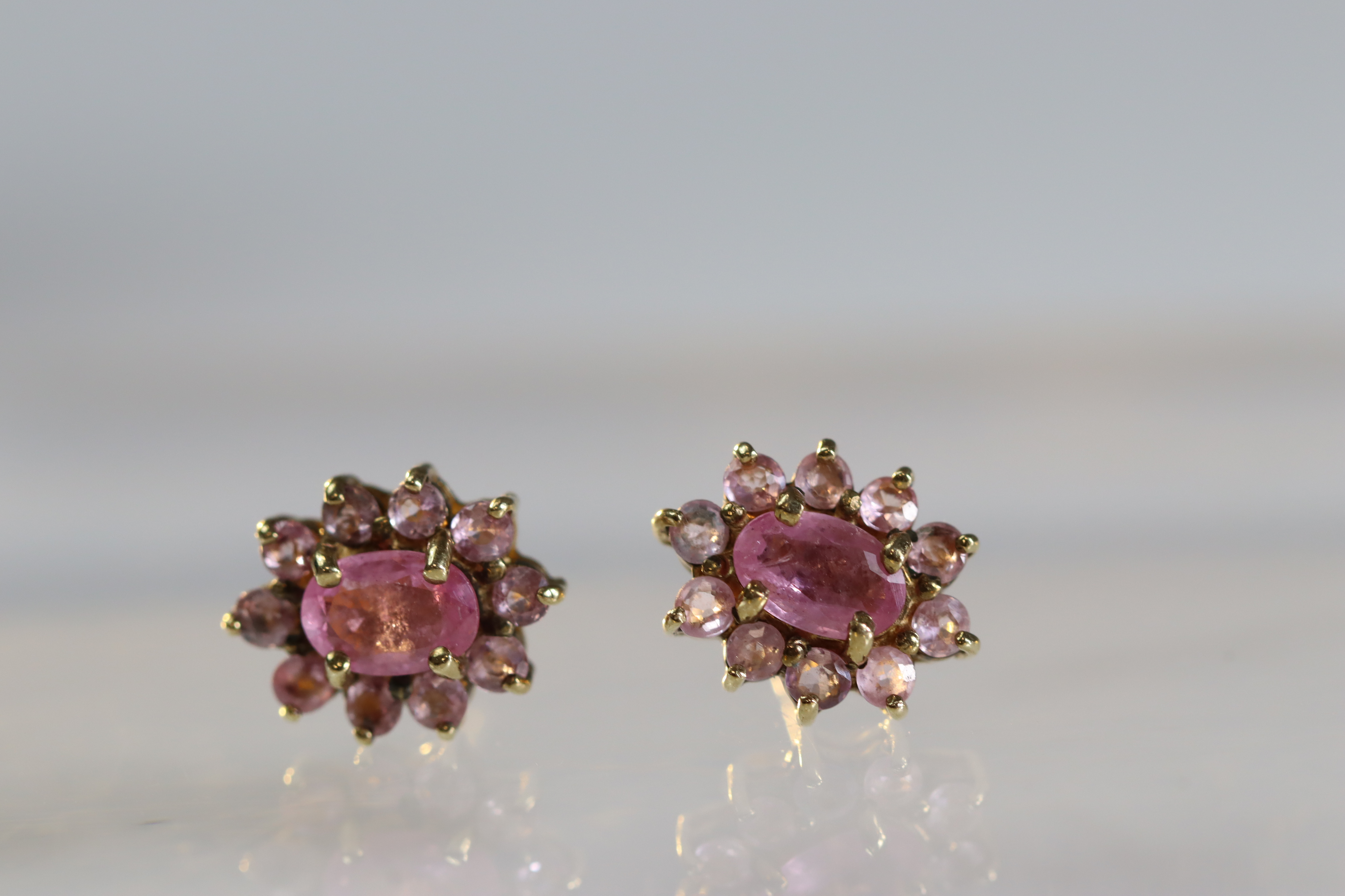 A Pair of Pink Sapphire Cluster Earrings A Pair of Pink Sapphire Cluster Earrings, mounted in yellow - Image 2 of 10