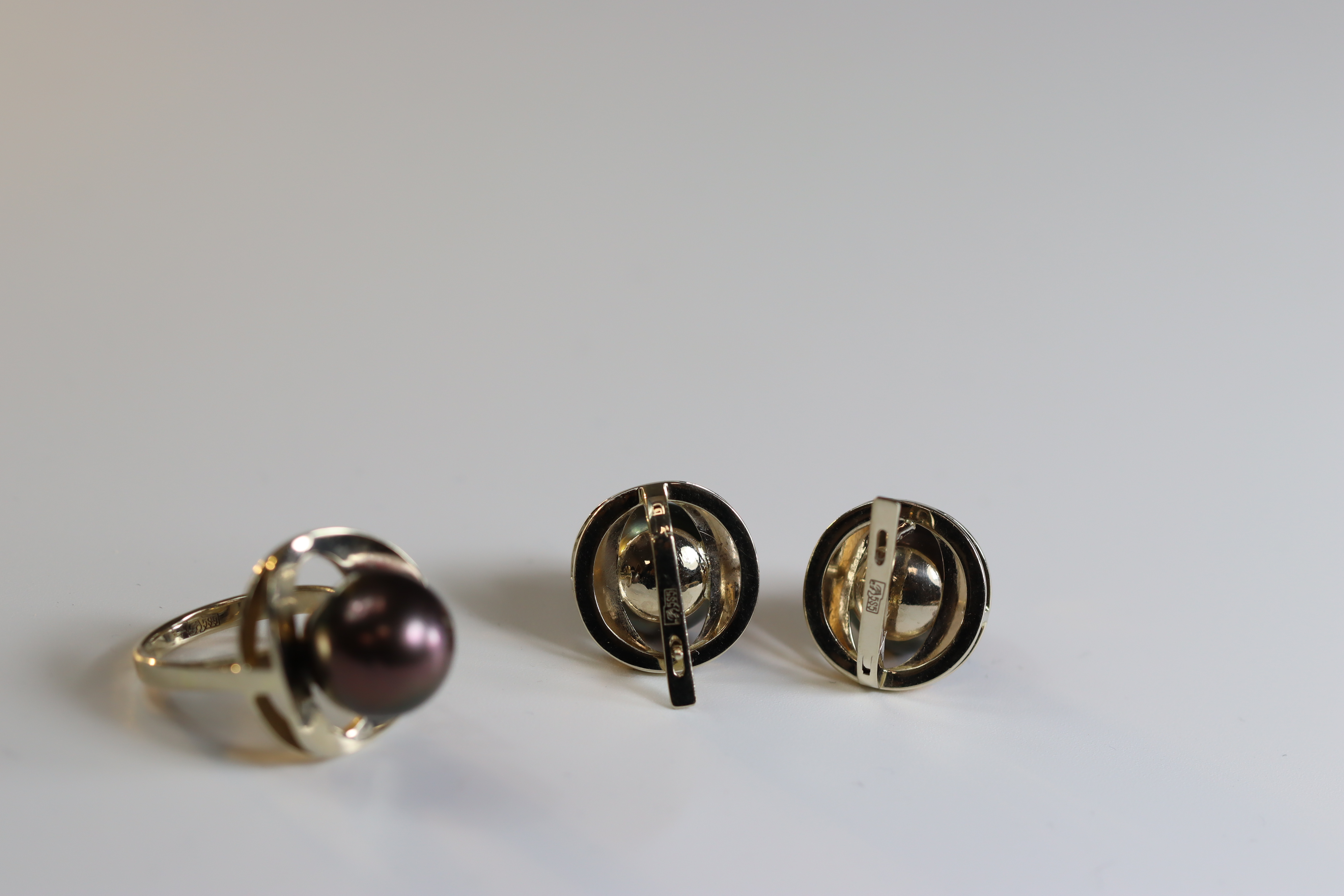 A Pair of Tahitian Black Cultured Pearl Earclips and a matching single Tahitian black cultured pearl - Image 5 of 10