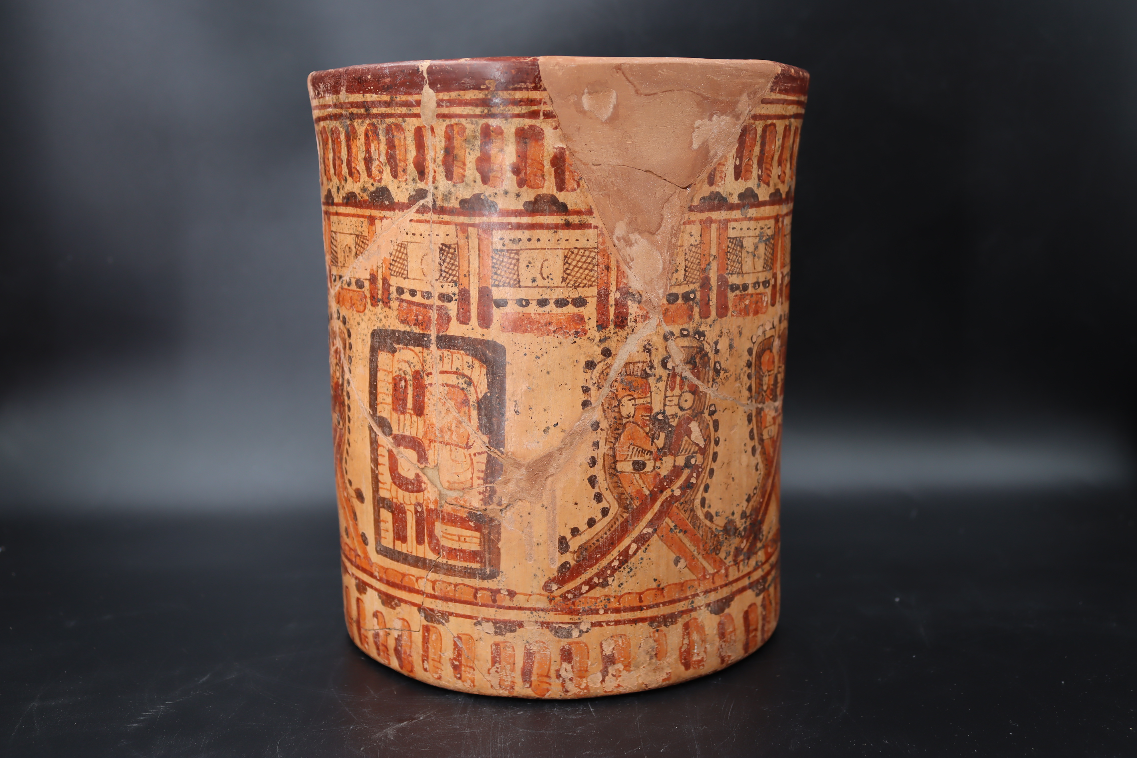 A Mayan Classic Period large vessel. Honduras ca. 250-900 AD.The very rare vessel decorated with six - Image 8 of 14