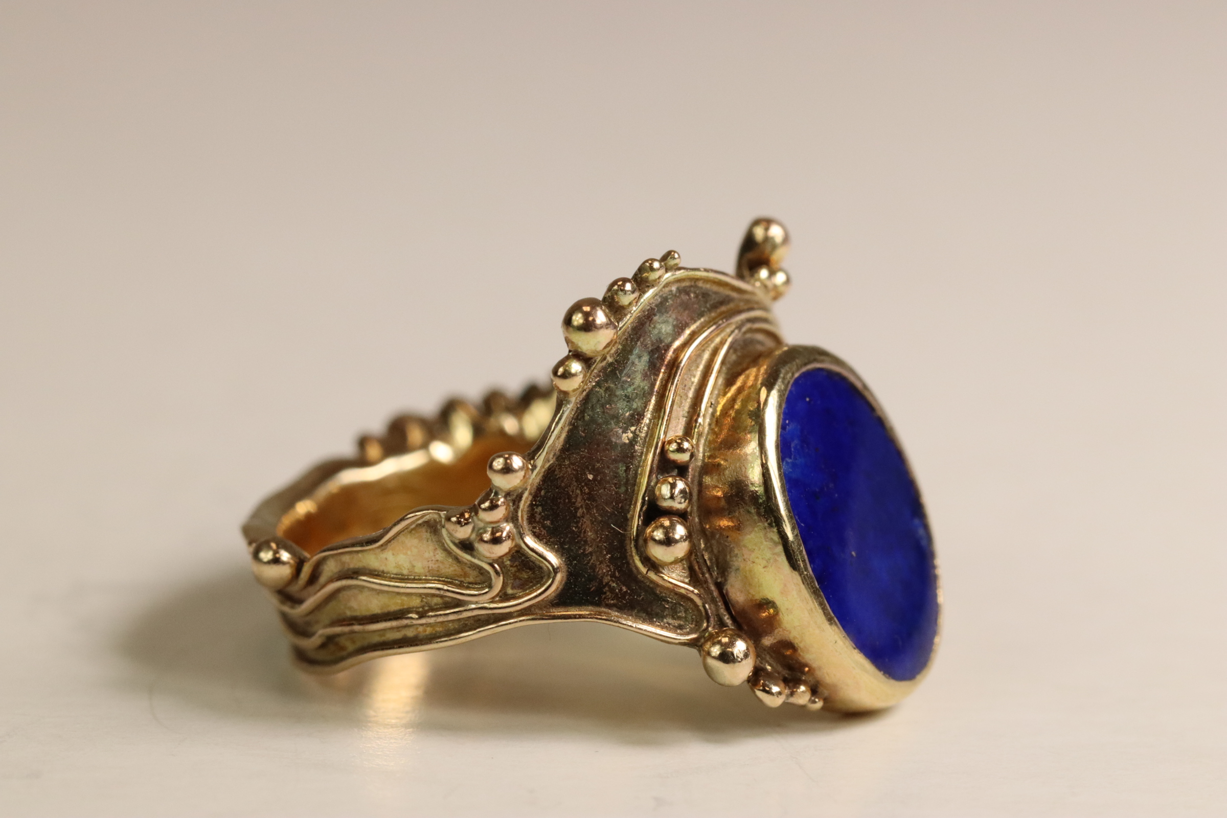 A Lapis Lazuli and 9 ct Yellow Gold Dress Ring, circa 1970. The oval-shaped lapis lazuli stone - Bild 4 aus 7