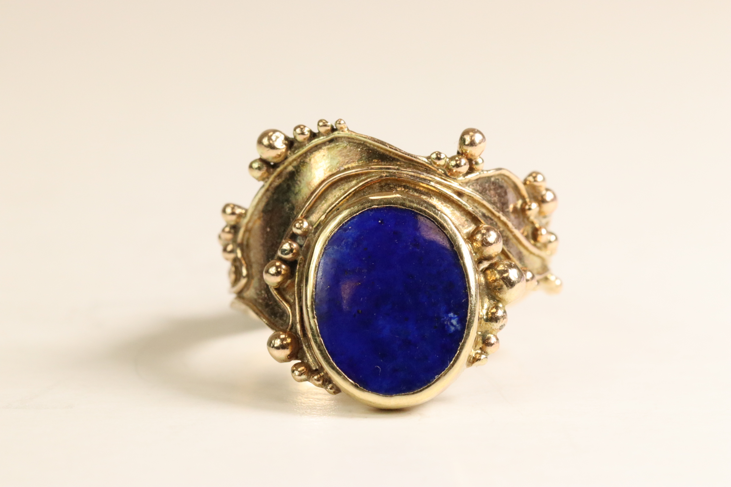 A Lapis Lazuli and 9 ct Yellow Gold Dress Ring, circa 1970. The oval-shaped lapis lazuli stone - Bild 3 aus 7