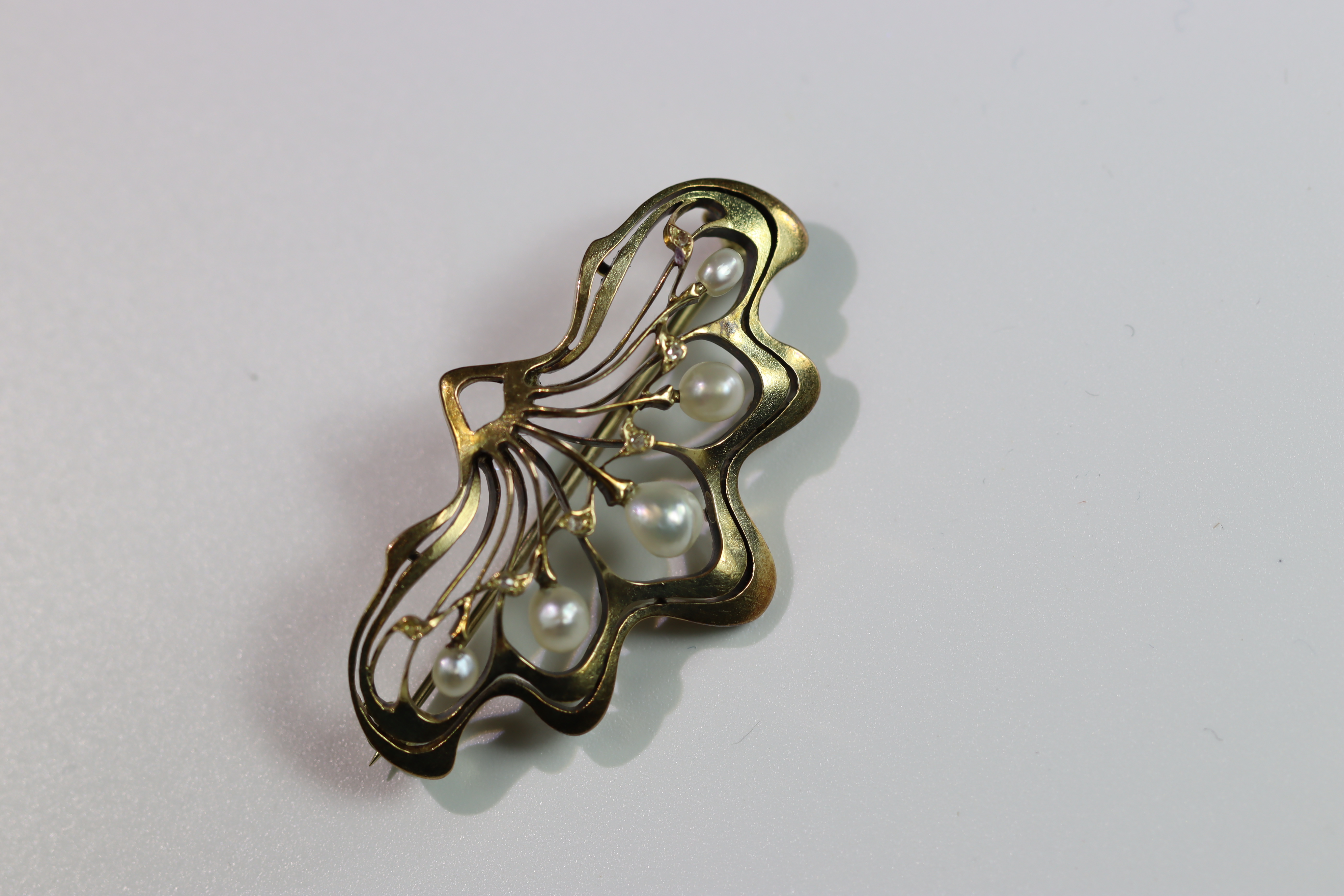 A Natural Pearl and Yellow Gold Brooch, circa 1910 of Art Nouveau style set with five graduated - Image 5 of 11