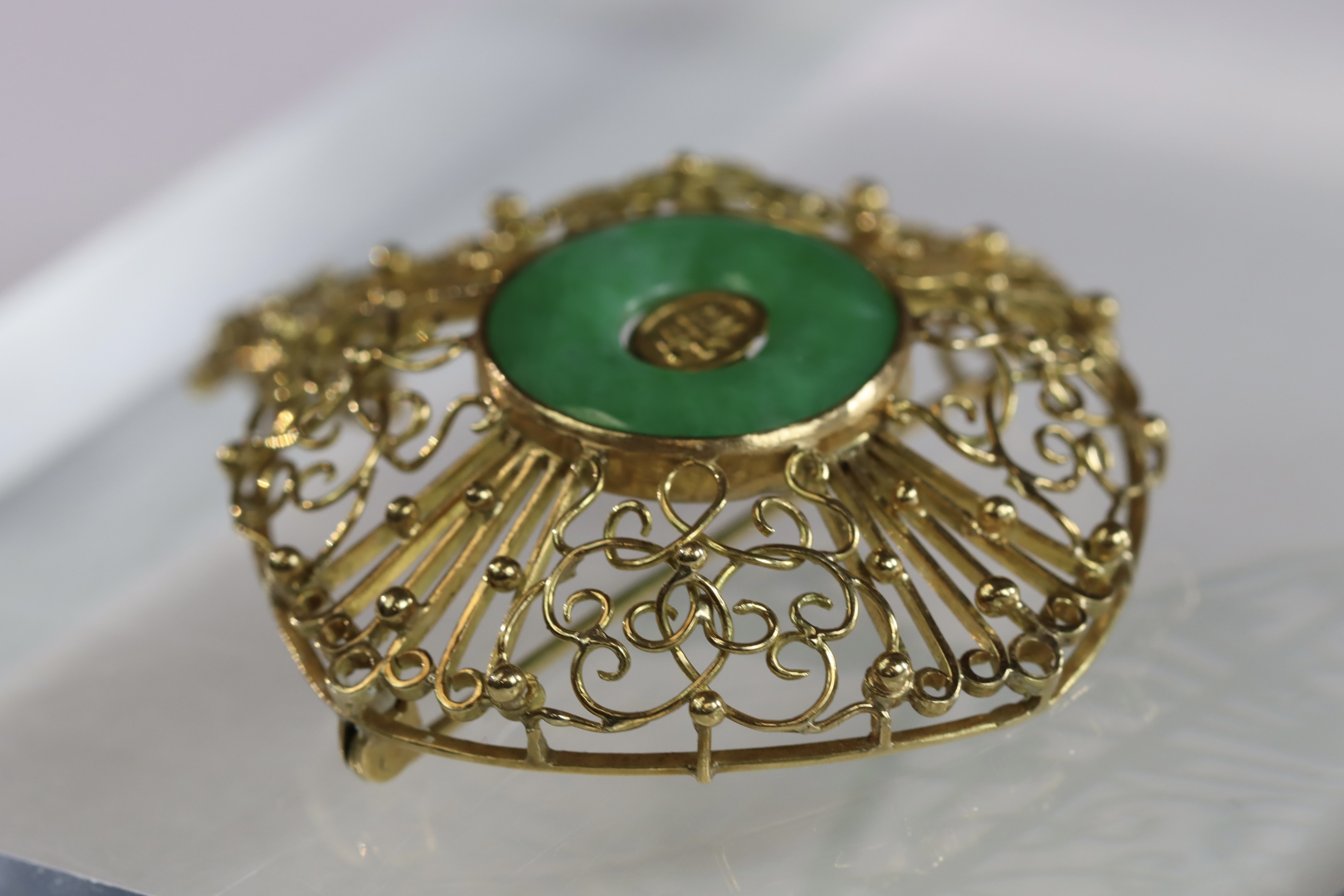 A 1960s Apple Green Jadeite Bi Disc and 18 ct Yellow Gold Pendant/Brooch, in entwined wirework - Image 12 of 14