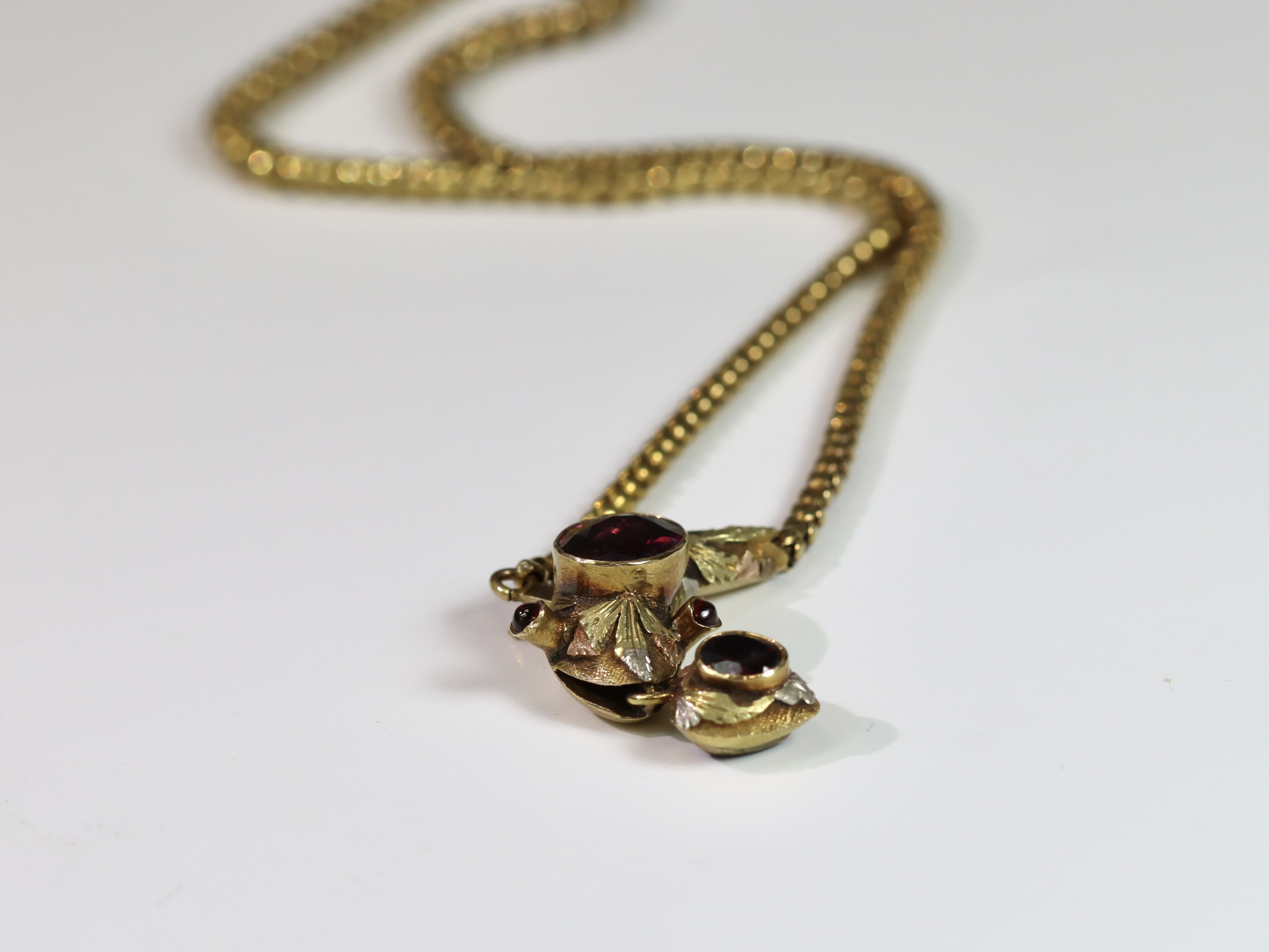 An Antique Cabochon Garnet and Gold Snake Necklace, circa 1860, the head formed from a cabochon - Bild 2 aus 11