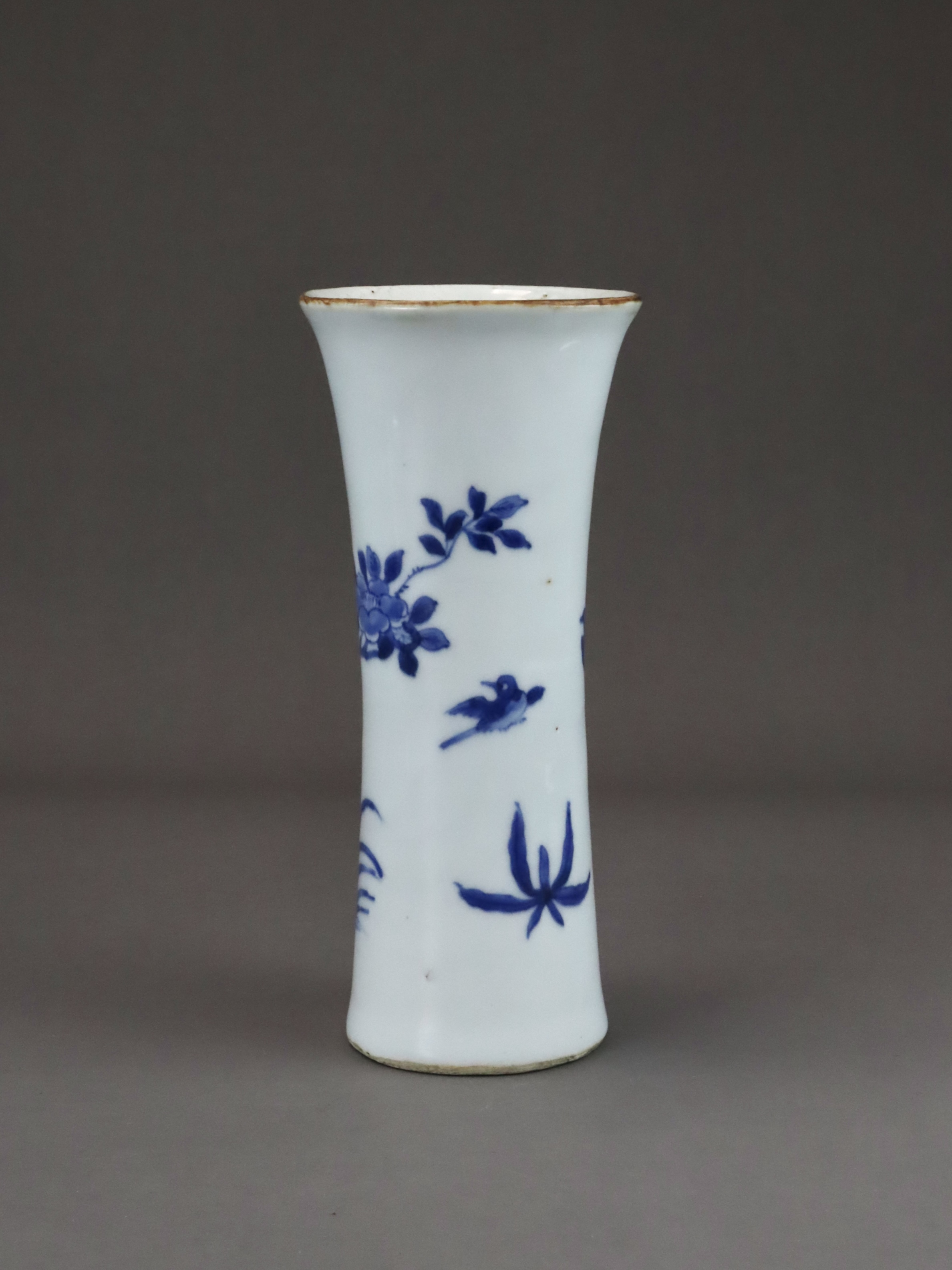 A Blue and White Beaker Vase with Birds and Flowers, Transitional - Bild 4 aus 7