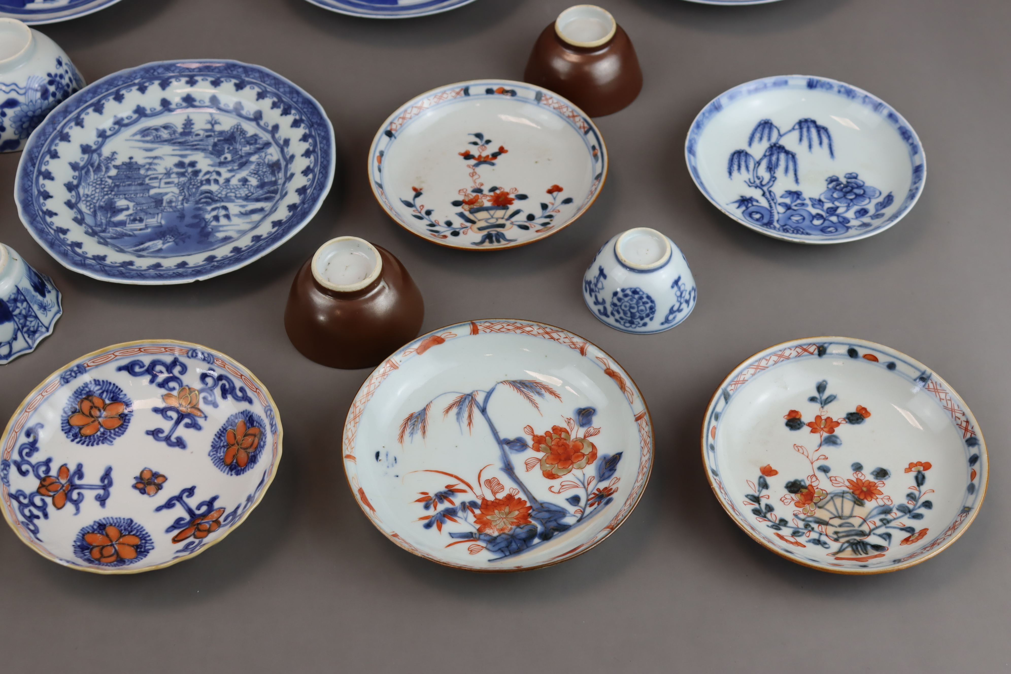 A Set of 14 Saucers and 6 Cups, Kangxi and later - Bild 6 aus 9