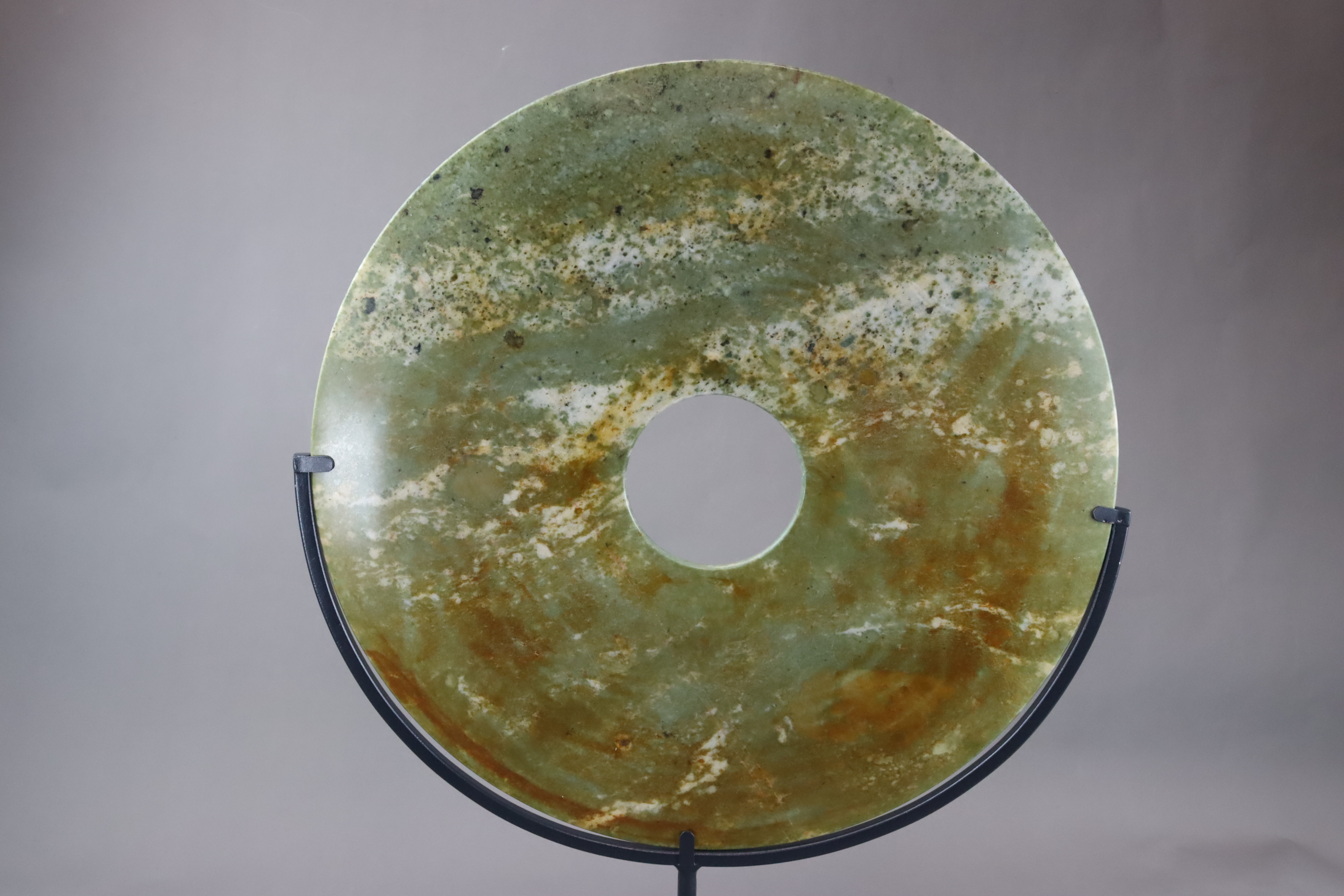 A Grey Jade 'bi' Disc, modern - Bild 2 aus 5