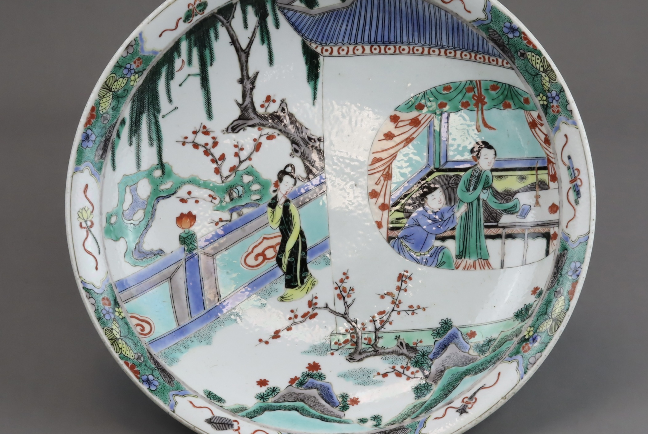 A famille verte Saucer Dish with Figures, late Qing dynasty - Image 2 of 5