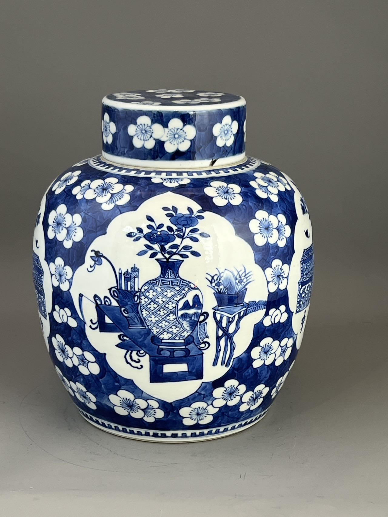 A blue and white 'Hundred antiques' Ginger Jar and Cover, Guangxu - Image 4 of 7