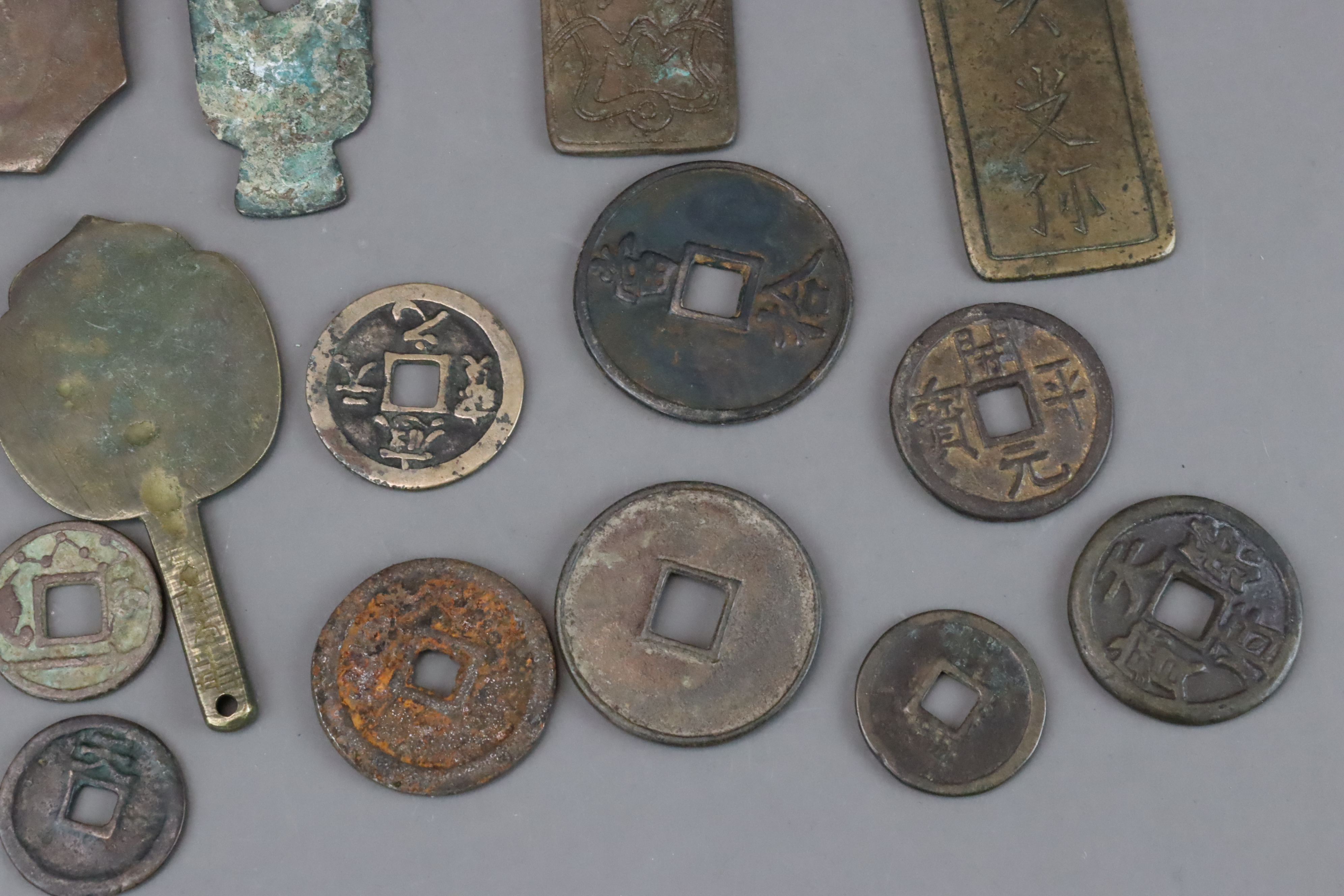 A Set of 21 Chinese Coins, Song dynasty and later - Image 10 of 10