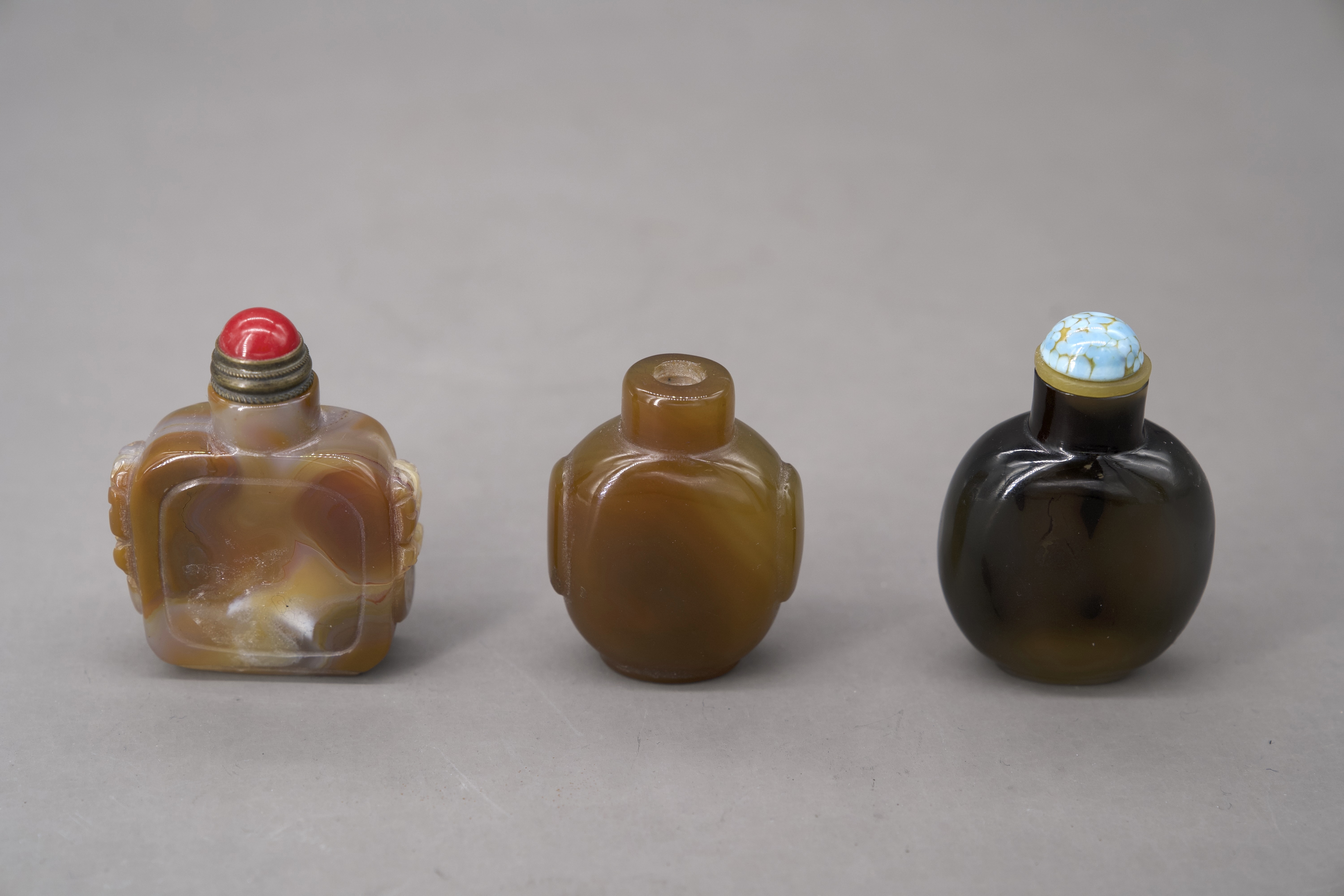 Three Agate Snuffbottles, late Qing dynasty - Image 8 of 8