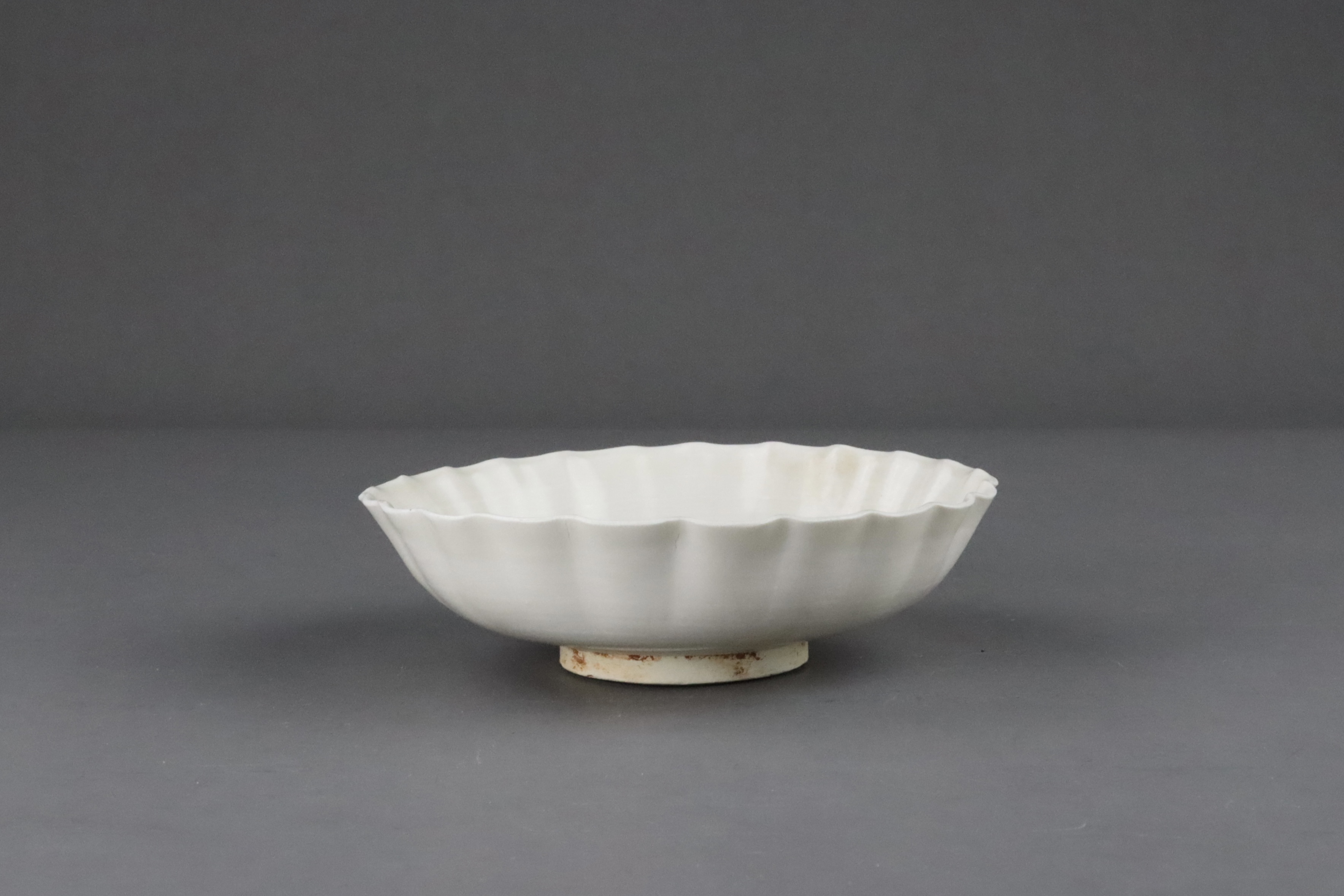 A Ding-type Floral Dish, Song dynasty - Bild 7 aus 8