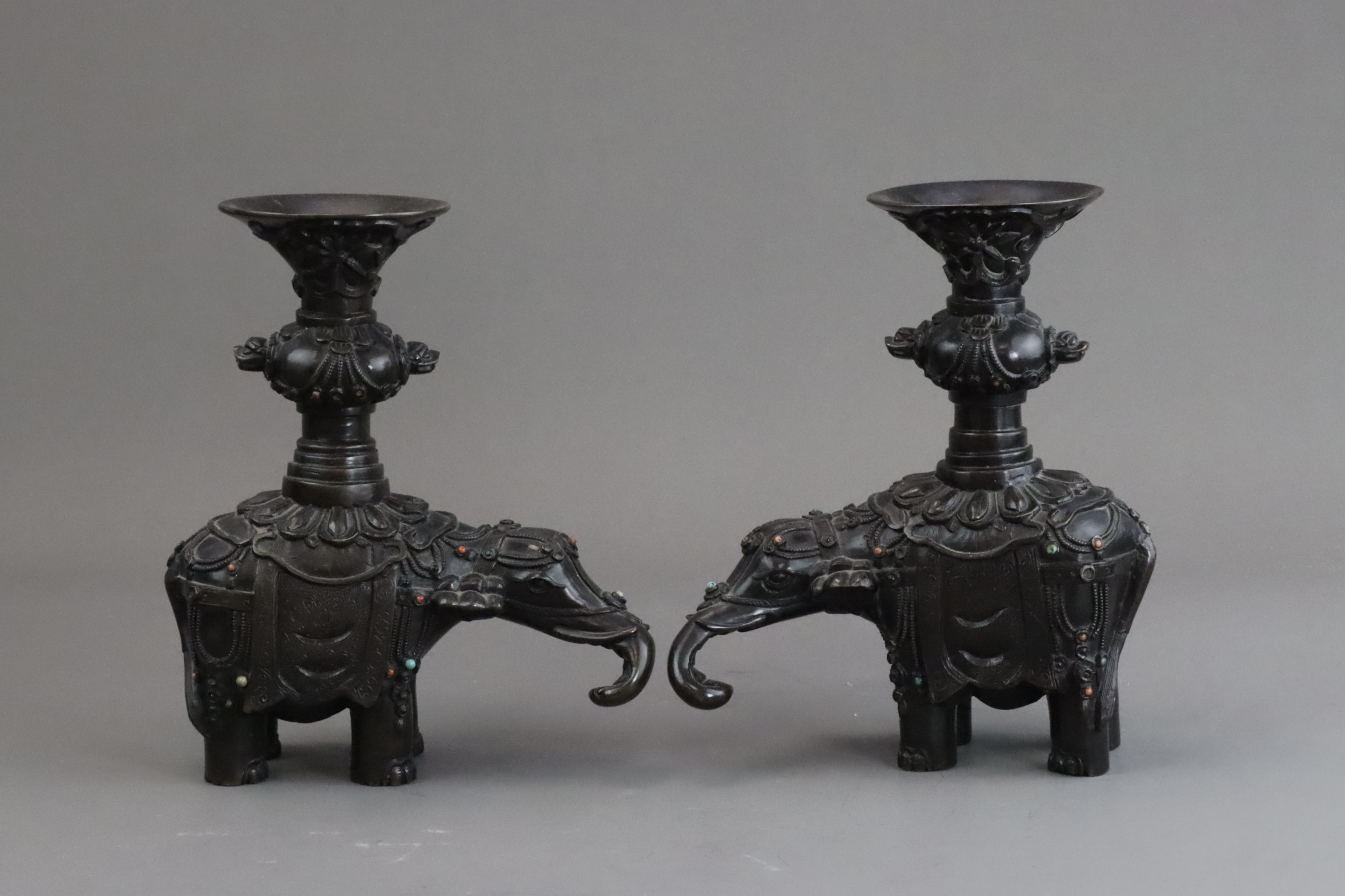 A Pair of Bronze Elephants bearing Vases, Qing dynasty, - Bild 2 aus 8
