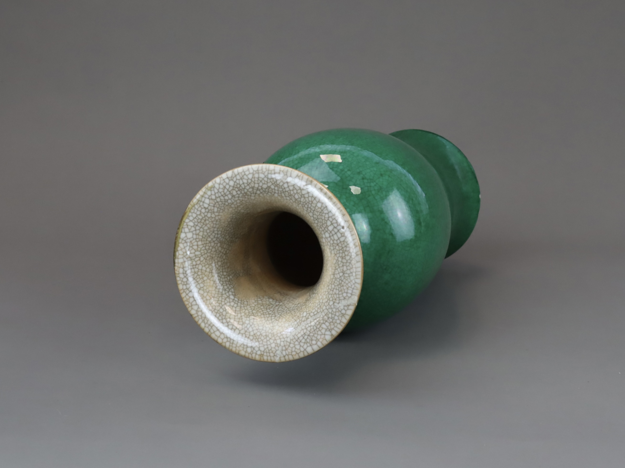 An Apple Green Vase, Qing dynasty, - Image 2 of 7