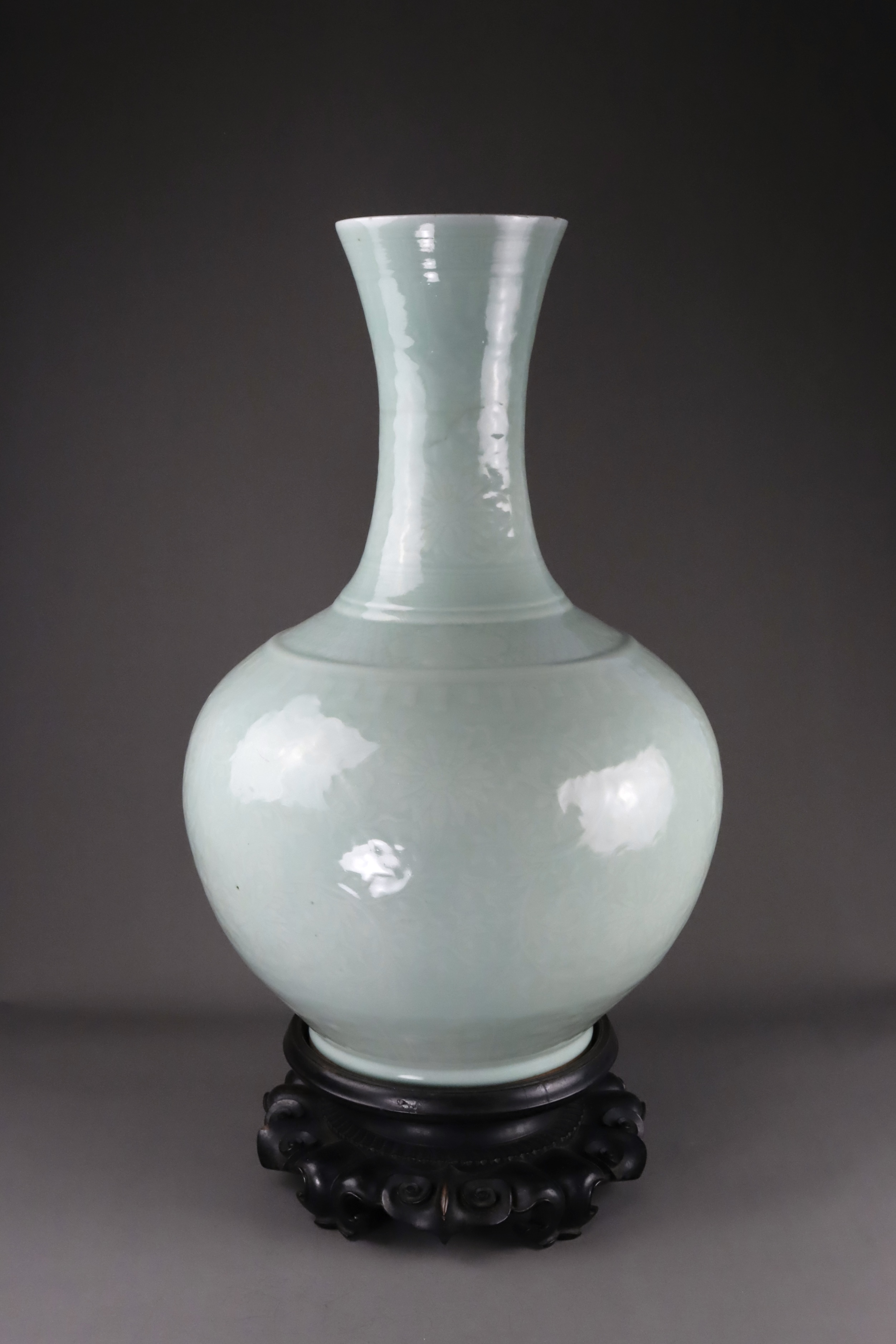 A Large Carved Celadon Bottle Vase, Tianqiuping, 19th century - Image 6 of 12