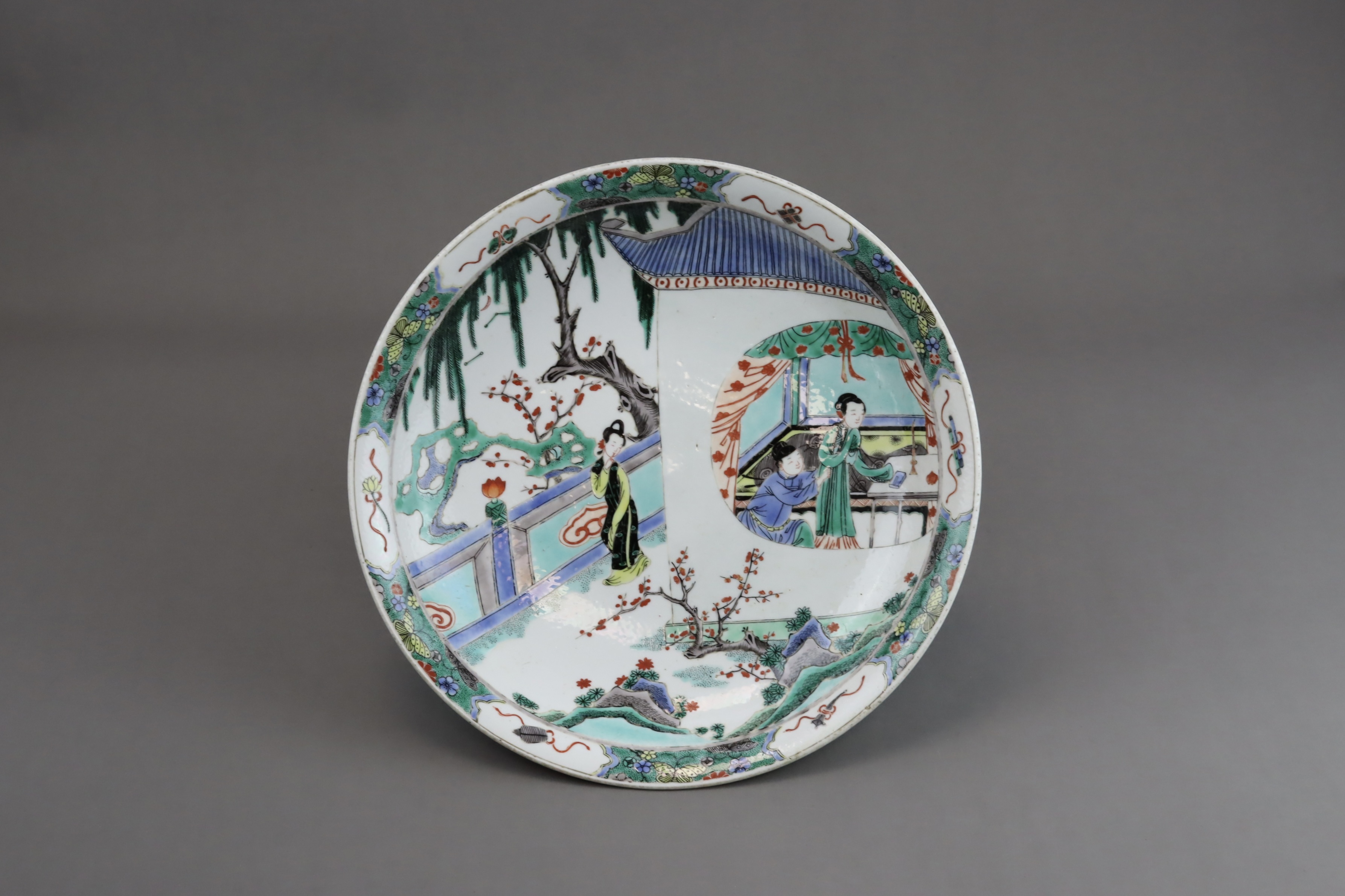 A famille verte Saucer Dish with Figures, late Qing dynasty