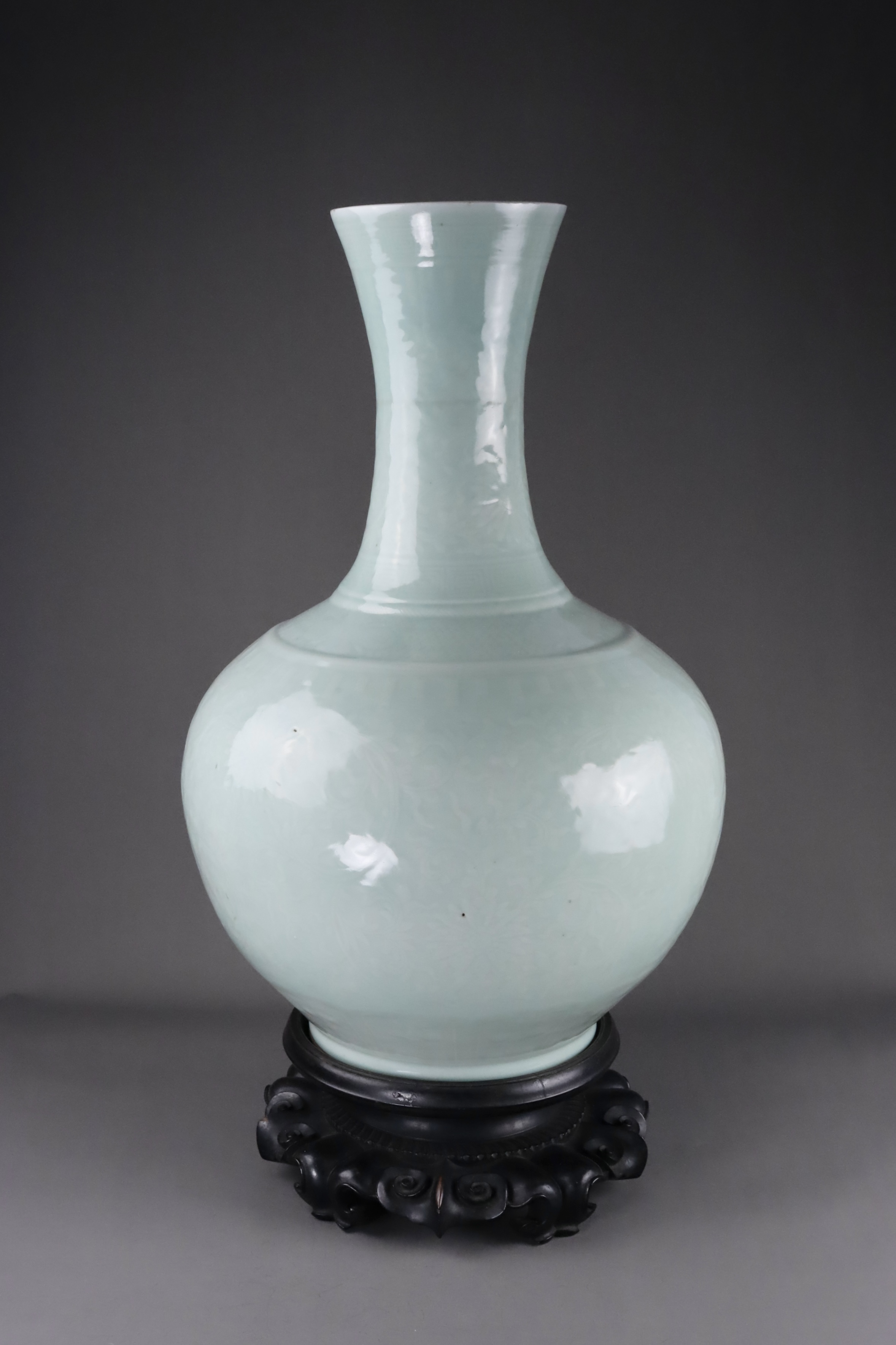 A Large Carved Celadon Bottle Vase, Tianqiuping, 19th century - Image 5 of 12