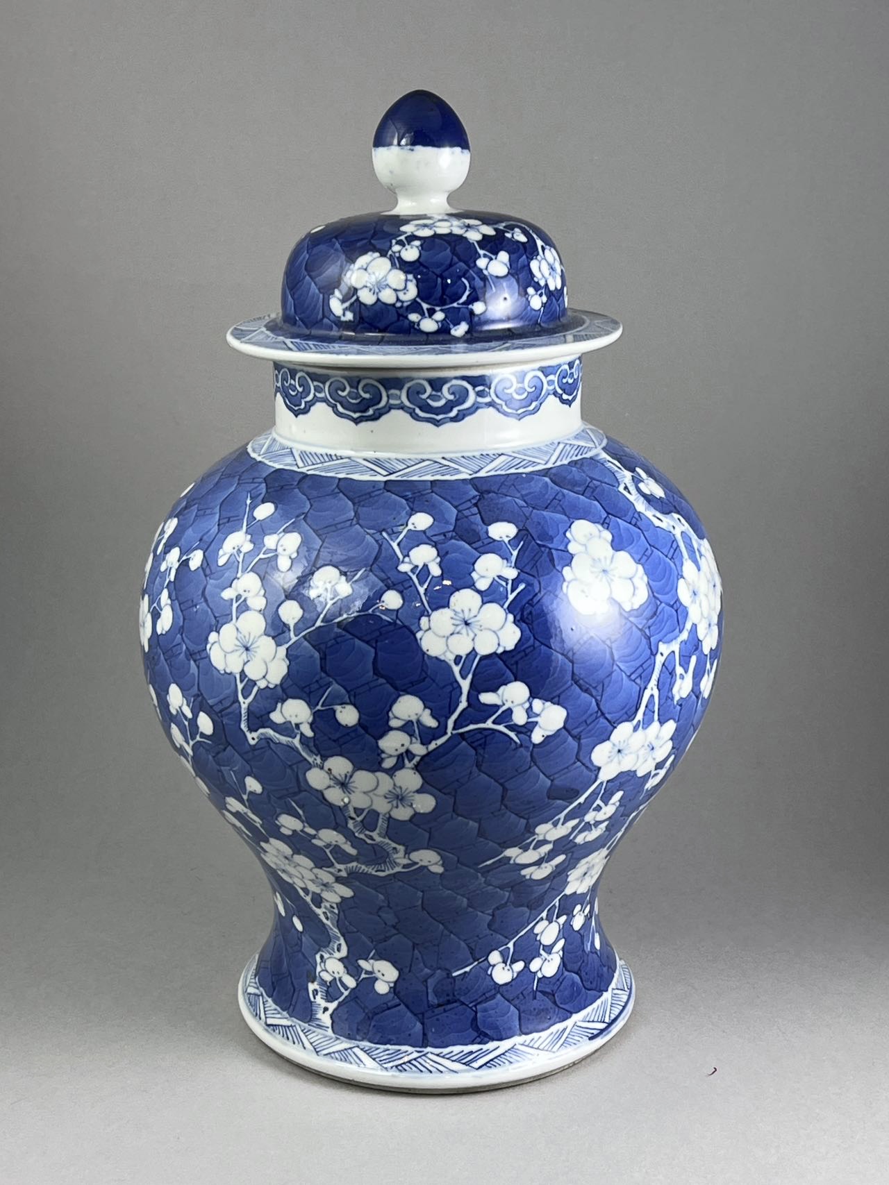 A blue and white 'prunus' Jar and Cover, Guangxu - Image 4 of 7