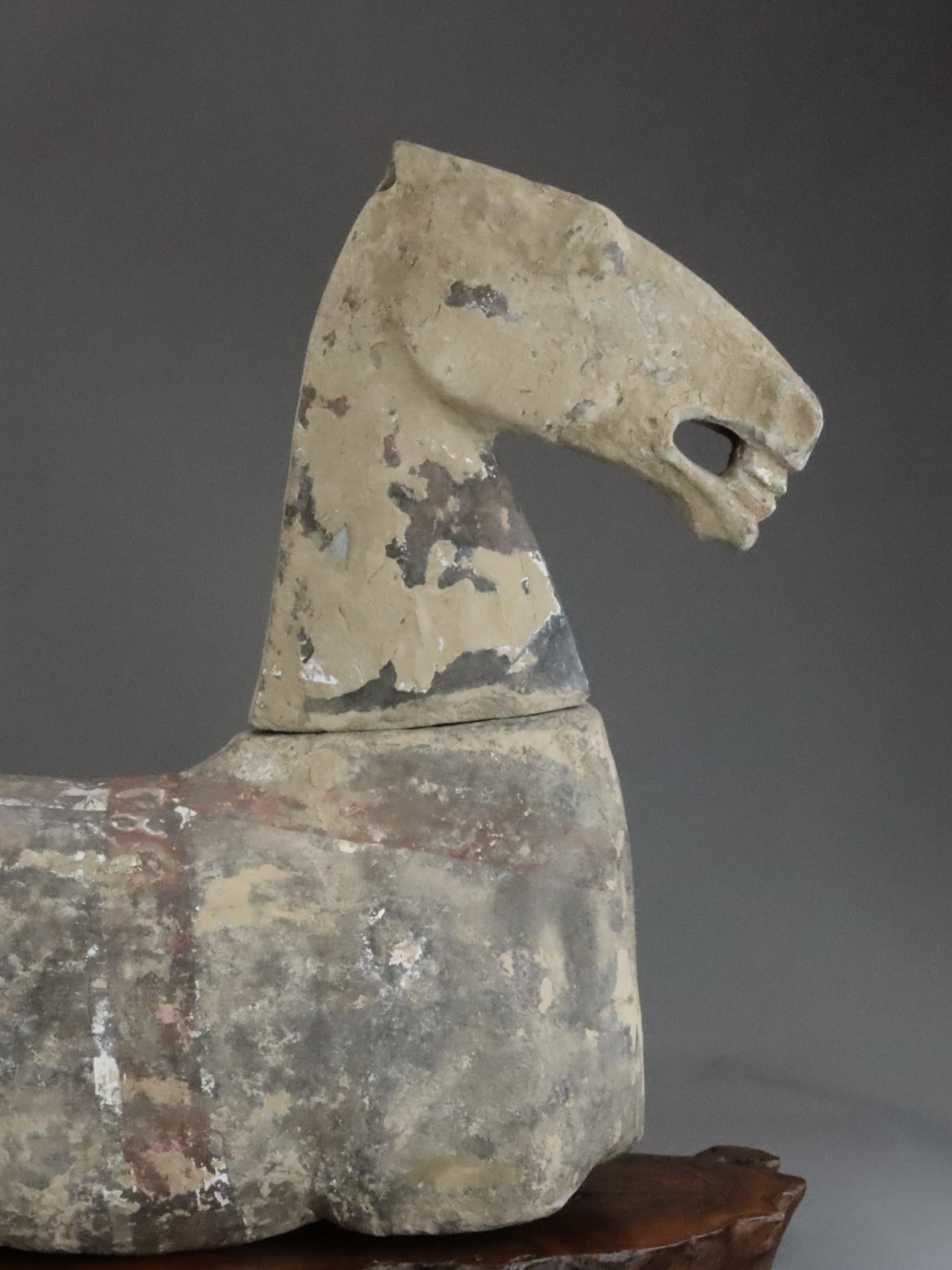 A Painted Pottery Horse with wood stand, Han dynasty - Image 5 of 9