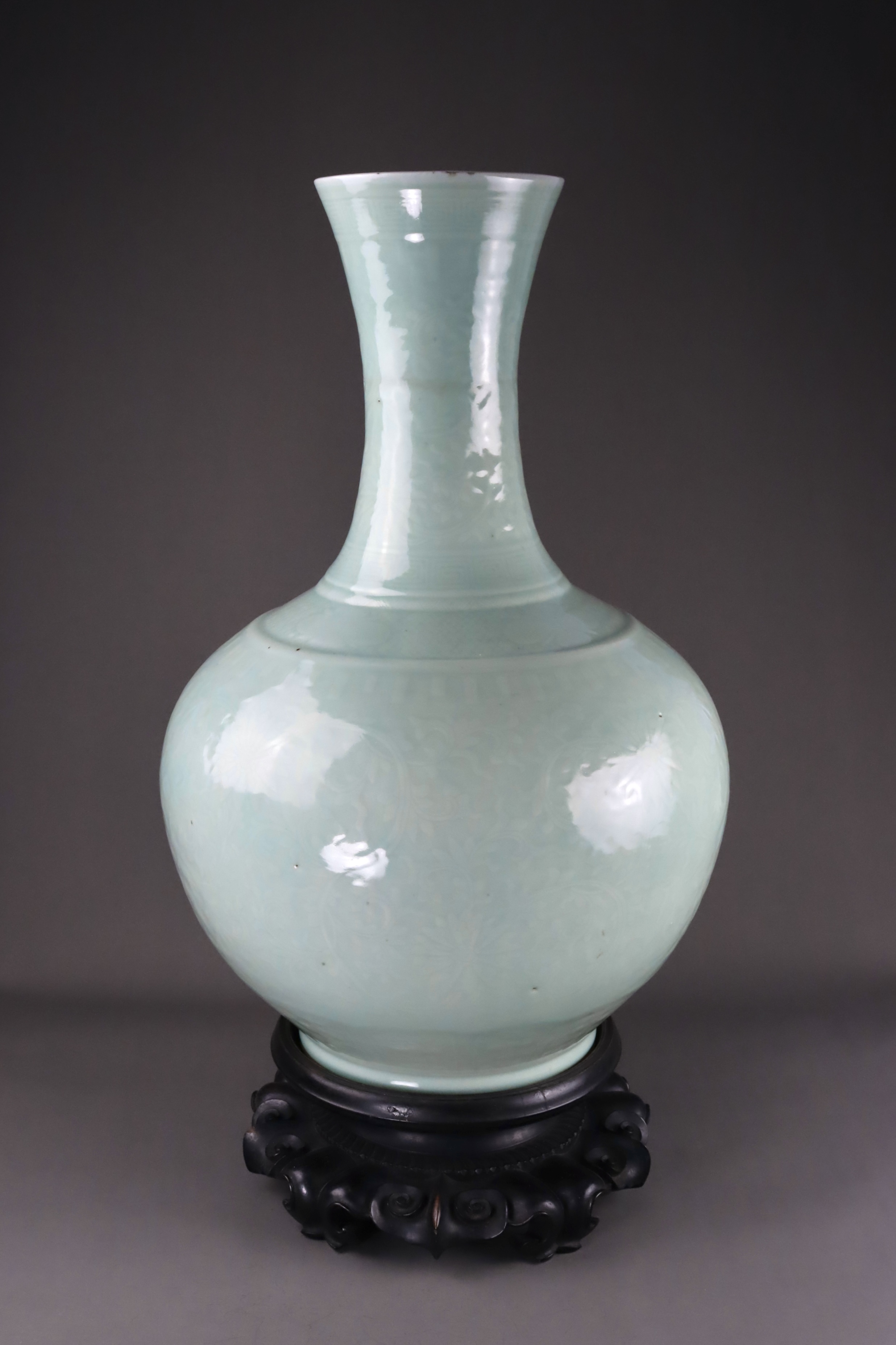 A Large Carved Celadon Bottle Vase, Tianqiuping, 19th century - Image 4 of 12