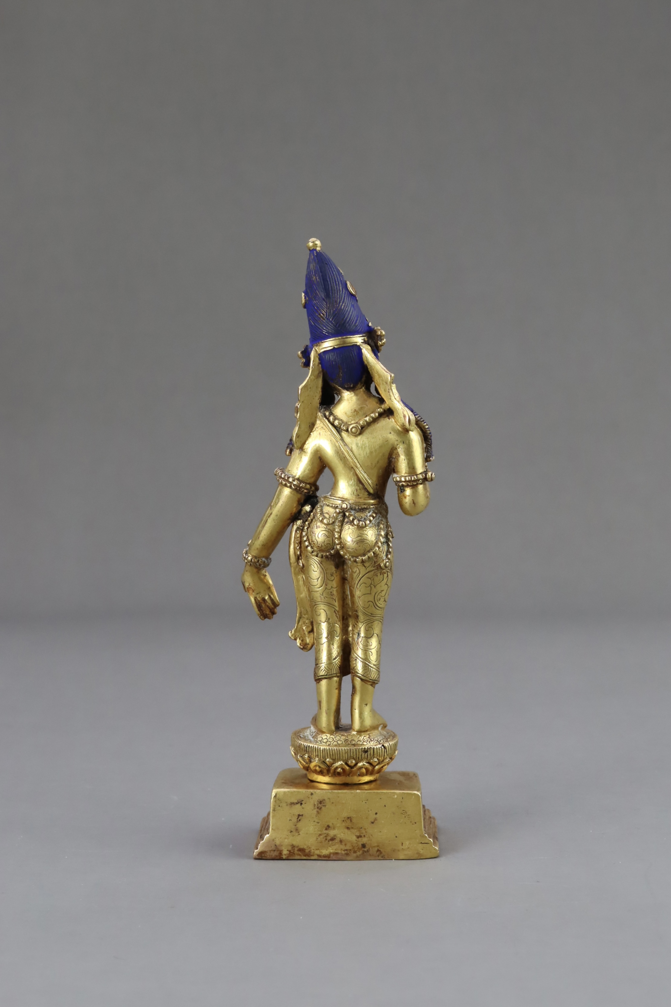 A Tibetan Gilt Bronze Figure of Padmapani, 18/19th century - Image 5 of 10